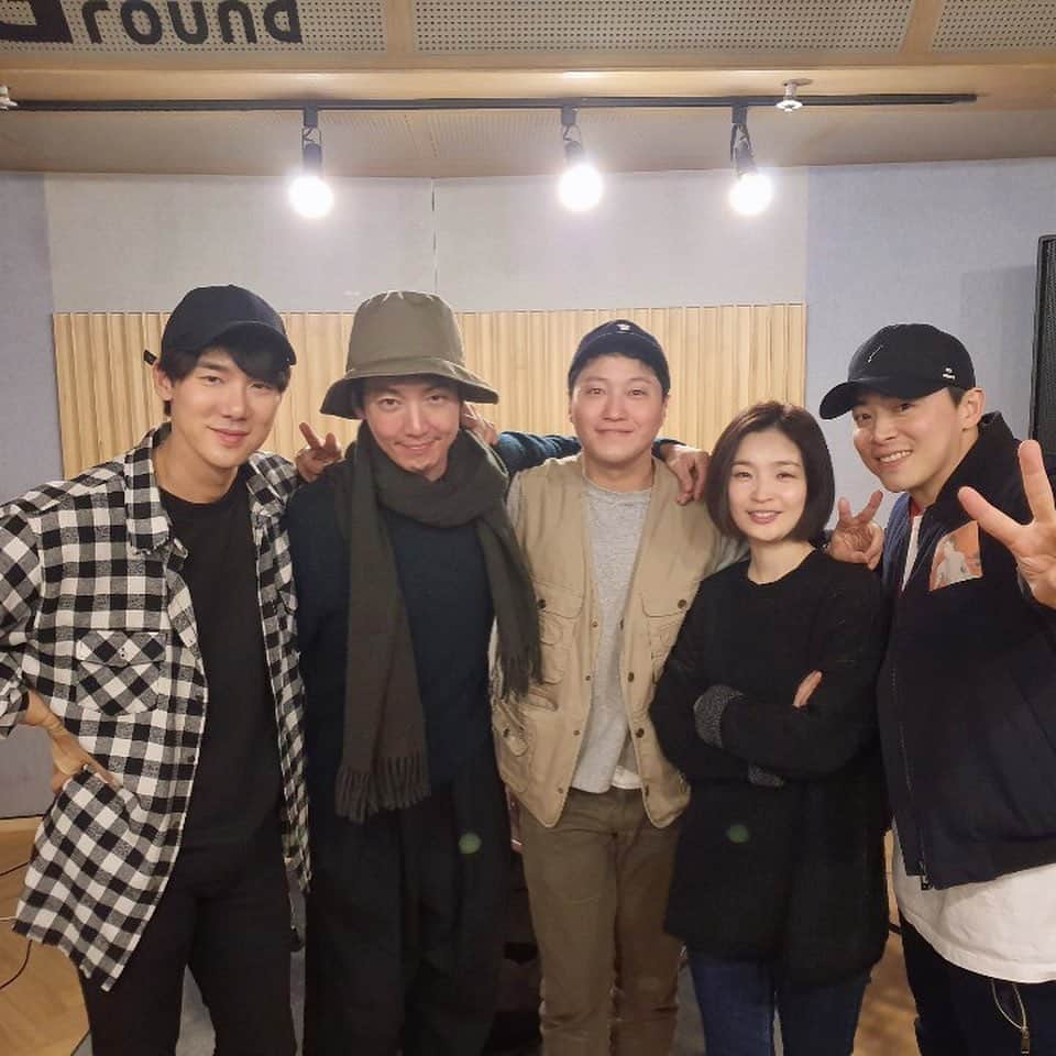 ユ・ヨンソクのインスタグラム：「우린 #미도와파라솔 ⛱ 파라솔 아님주의! #슬기로운의사생활 #99즈 #안정원」