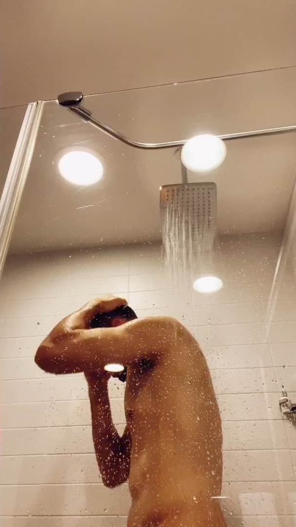 アディル・ラミのインスタグラム：「Morning with @panasonic_france & @americancrew 🪒🚿🔋 if you need some advises !!? Talk to the best 🙌🏽 👉🏾👉🏾 @labarbieredeparis @lebarbierdemarseille & @pimenthebarber 💈💈💈😘😘」