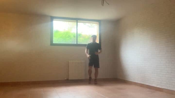 岡崎慎司のインスタグラム：「Training video day 10  サーキットもステップもなるべく2日に一回は休みを入れて下さい！回復とリフレッシュをしっかりとった方が継続できると思います！ 9. 刻みステップ＆片脚腿上げストップ ステップを刻みながらスラロームしながら前に進む。スラロームで方向転換する際に腿上げする脚の膝が最も高くなるタイミングと、支持脚が接地するタイミングを同調（シンクロ）させて止まる。止まった状態を少なくとも2秒程度保ち、その後ステップする。 10. 刻みステップ＆片脚腿上げ（前方にターン） ステップを刻みながらスラロームしながら前に進む。スラロームで方向転換する際に腿上げする脚の膝が最も高くなるタイミングと、支持脚が接地するタイミングを同調（シンクロ）させてターンする。 11. 刻みステップ＆片脚腿上げ（後方にターン） ステップを刻みながらスラロームしながら後ろ向きに進む。スラロームで方向転換する際に腿上げする脚の膝が最も高くなるタイミングと、支持脚が接地するタイミングを同調（シンクロ）させてターンする。ターンの際には半身になること。 #杉本メソッド#継続して体にしみこませよう #ステイホーム #家にいよう」