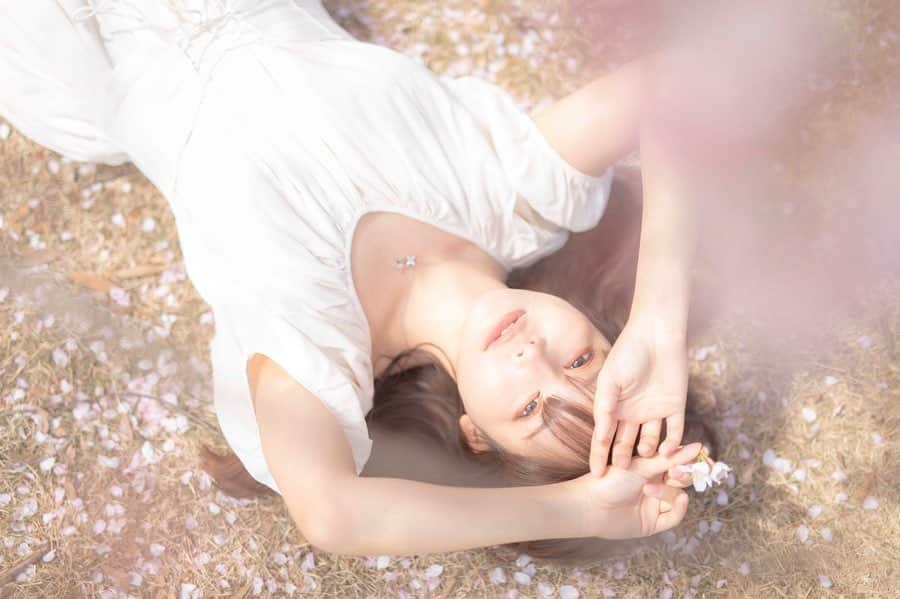 利咲のインスタグラム：「桜の絨毯でつかまえて🌸﻿ ﻿ ﻿ The catcher in the cherry blossom's carpet🌸﻿ ﻿ ﻿ ﻿ #桜 #🌸 #さくら #桜の絨毯 #春 #spring #桜ポートレート #桜ポトレ #花 #flower #花ポトレ #新宿御苑 #cherryblossom #cherryblossoms #sakura #sakura🌸 #portrait #shooting #shinjukugyoen #japan #tokyo」