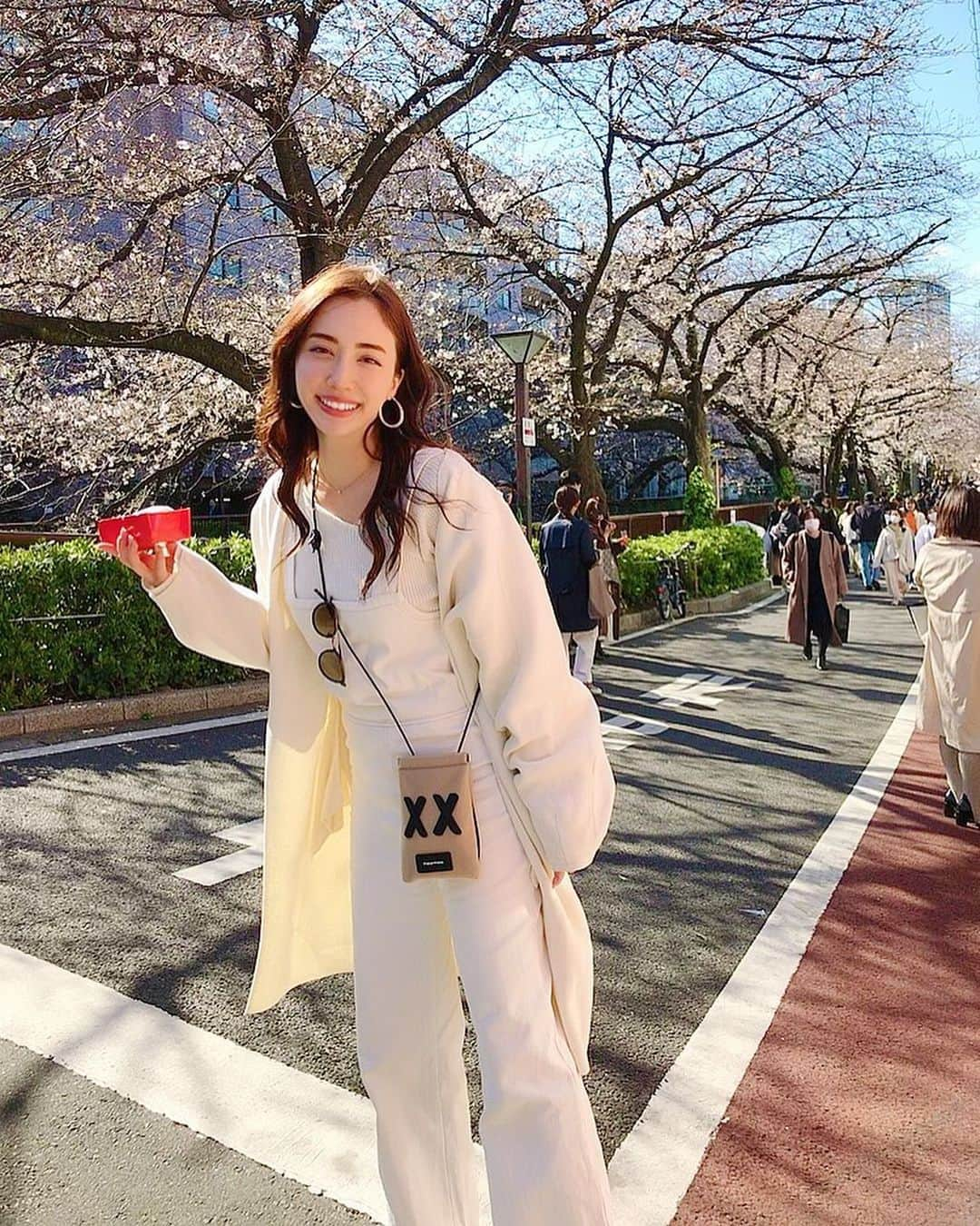 眞木美咲パメラさんのインスタグラム写真 - (眞木美咲パメラInstagram)「🌭 I already miss cherry blossoms. This year we couldn't go see it because of this situation. Waiting for next year.♡ -The photo is not today- . ⚠️今日じゃないよん. まだまだ桜咲き始めるずっと前の頃の写真 写真撮るときと食べる時以外はマスク必須😷💪🏻 . . 今年はお花見はできなかったけど咲き始めの頃の移動中にちょっと見れて、その時念願のチーズハットグ食べれて嬉しかったな💗 来年のお花見はできるようになってるといいな😚  そのために今は #stayhome だね . . . . . . . . #チーズハットグ  #食べるの下手すぎ #5回目の挑戦 #newneu#散歩コーデ #オーバーオール #ootd #春コーデ#cherryblossom  #ダイエット#美容#サロペット #love #赞#likelike #私服 #粉我#时装#ファッション」4月3日 17時13分 - pamypamypamy