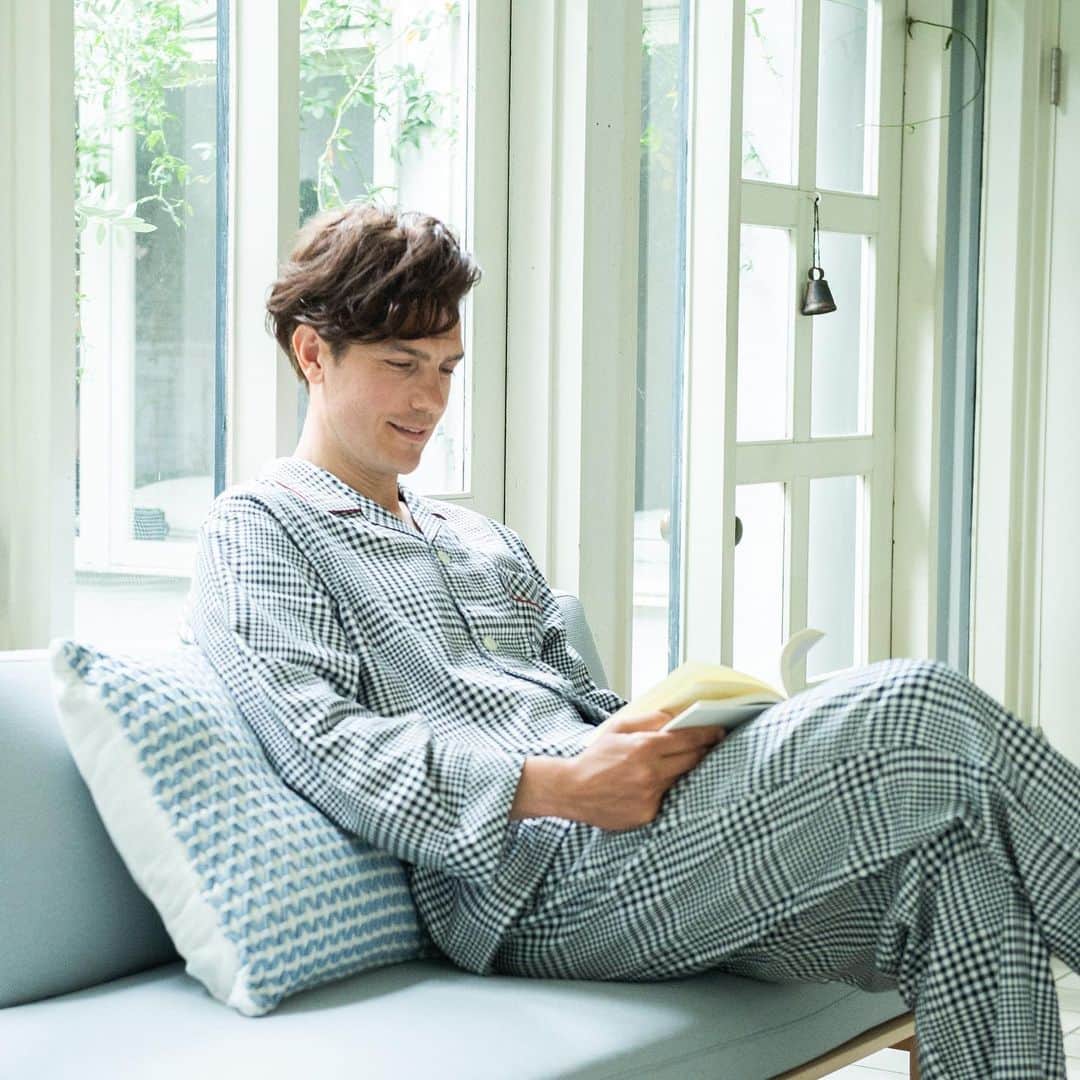 DAKS Japan（ダックス）さんのインスタグラム写真 - (DAKS Japan（ダックス）Instagram)「日常のパフォーマンスを最大化するために、そしてカラダとココロに蓄積した疲労を回復するために欠かせない睡眠。  快適な眠りにはパジャマ選びも大切な条件の一つ。上質なDAKSのパジャマは快適な眠りをお届けします。  只今DAKS公式ホームページのスペシャルコンテンツでは、紳士パジャマをギフトとしてご購入をお考えの皆様にピッタリな特設ページをご用意しております。  大切な方への贈り物に、DAKSの紳士パジャマをプレゼントしてみてはいかがでしょうか。 . #daks #london #ダックス #英国 #紳士パジャマ #リラクシングウェア #メンズ #ギフト#プレゼント #オンラインショップ #ツイル素材 #mens #onlineshop」4月3日 17時15分 - daksjapan