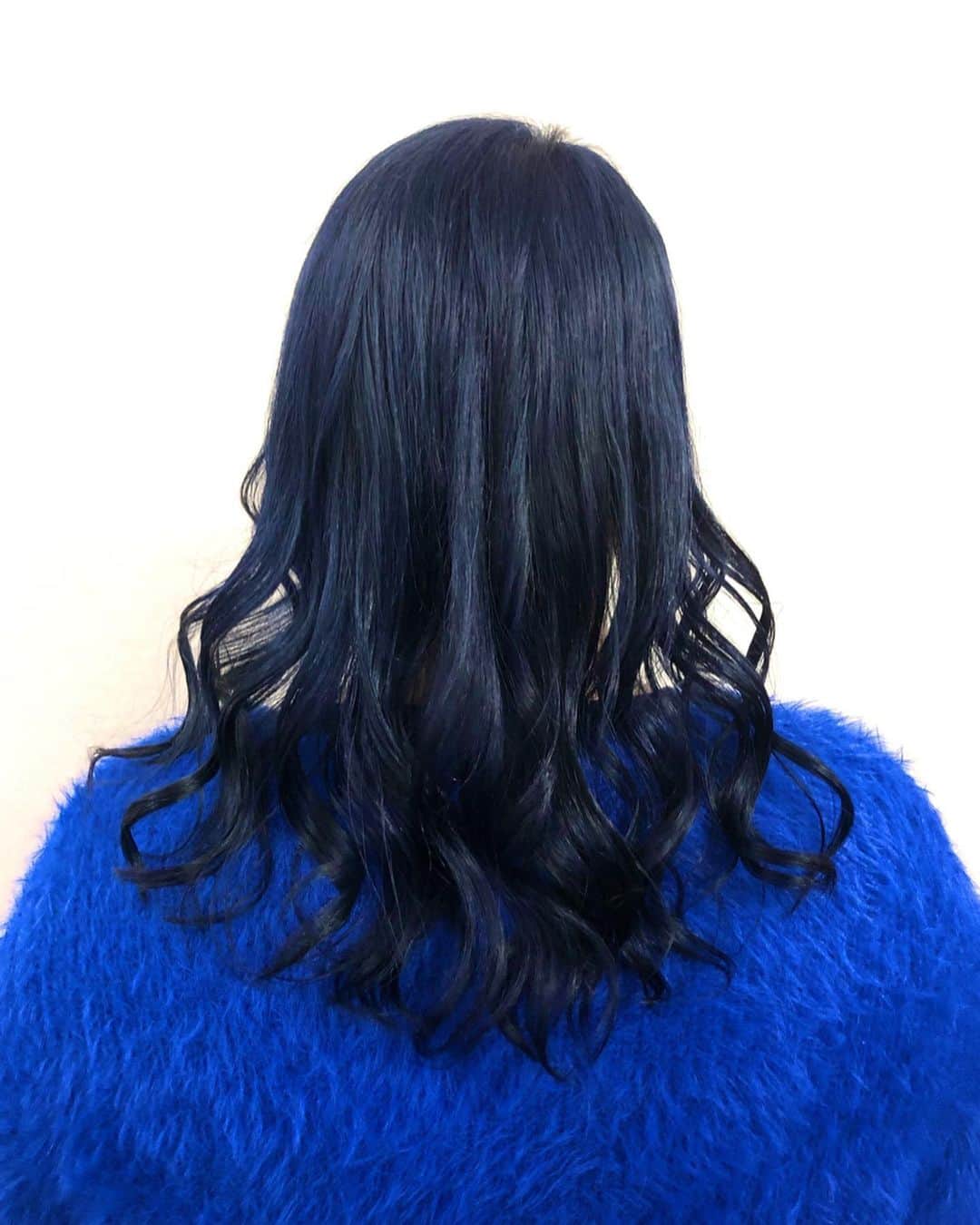 salon PRATiNO(サロンプラチノ)のインスタグラム：「. 🖤💙BLUE BLACK💙🖤. . ブリーチをしてネイビーカラーに🦋 落ち着いた感じに見えますが 光の当たり具合でさりげなく青色に 見えるのがオシャレ✨ . . 【CLAVIS PRATINO】 ◇月曜日～土曜日 11:00～20:00 ◇日曜日 11:00～18:00 ※定休日なし ※時間外はお問い合わせください。 愛知県名古屋市中区錦3-4-19石垣ビル７Ｆ ☎︎052-962-7017 . #hairstyle #hair #cornrow #braids #clavispratino #spiralperm #pratino #hairsalon #nagoya #haircolor #love #派手髪 #外国人風カラー #バレイヤージュ #グラデーション #コーンロウ #ブレイズ #スパイラルパーマ #特殊ヘア #ブラックヘア #美容室 #ヘアサロン #ヘアスタイル #ヘアカラー #クラビスプラチノ #名古屋 #栄 #錦」