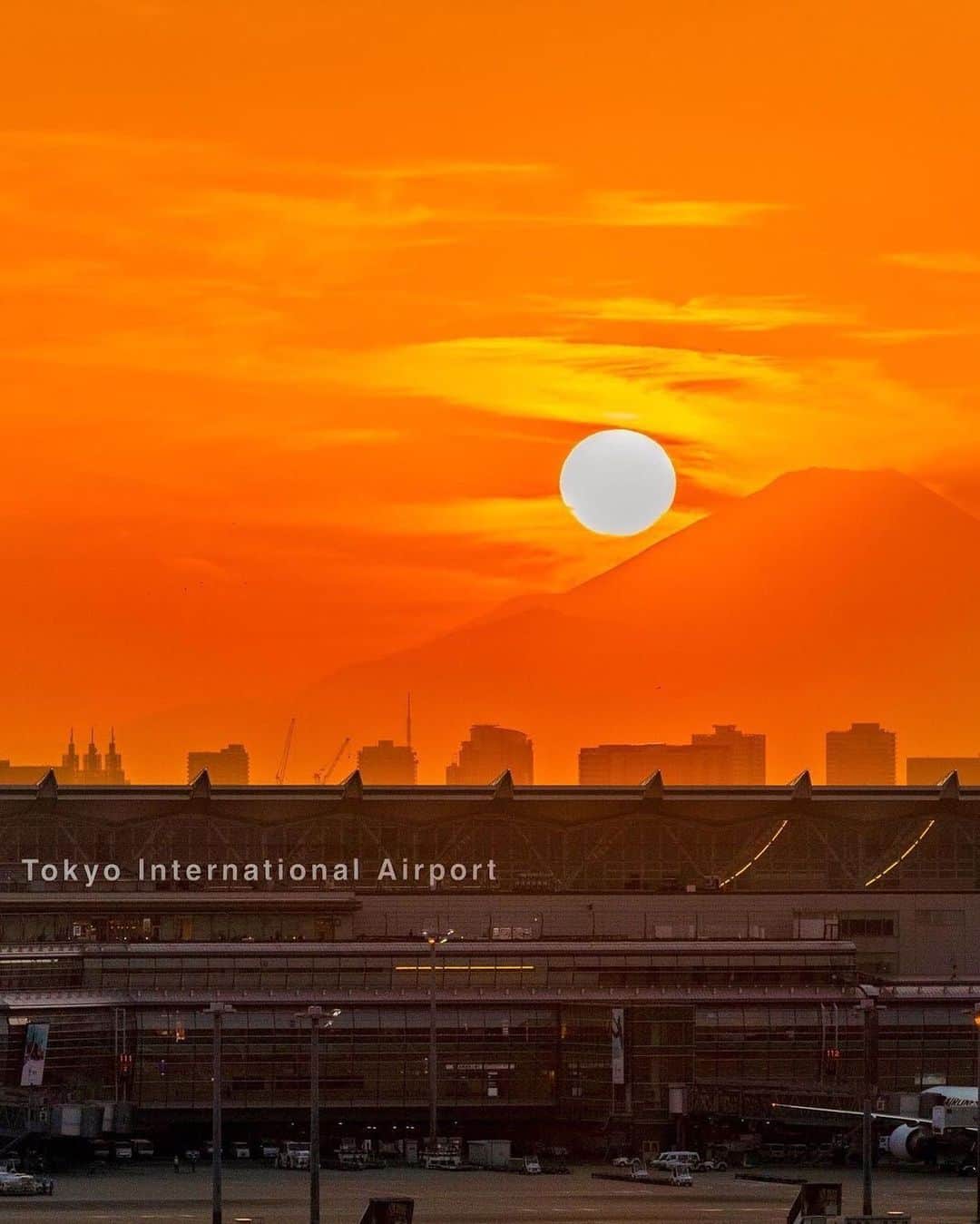 のインスタグラム：「明日を照らす光🌇 ﻿ （Photo：@mari.honunu）﻿ ﻿ #明日への希望 #みなぎるパワー #明日も頑張ろう #羽田空港 #夕焼け空 #オレンジ色 #富士山 #美しい被写体 #シルエット #飛行機 #anaタビキブン #hanedaairport #airplane #mtfuji #sunset #sunset_pics #orenge #japantrip #ana_jp ﻿ ﻿ 旅の思い出は「#anaタビキブン」をつけて投稿してね💙インスタやANAの各メディアでご紹介していきます✈️」