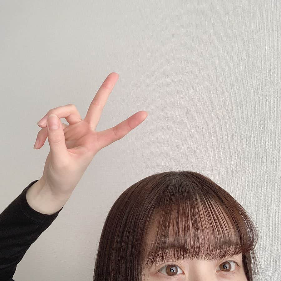 白井真緒さんのインスタグラム写真 - (白井真緒Instagram)「ちょきちょき💇🏻‍♀️﻿ ﻿ ﻿ ﻿ 久しぶりの自撮りは前髪メインで！﻿ 前髪命の私自分でメンテナンスしました☁️🌈﻿ 高校の時は大の仲良しの友達の前髪担当してたのよ〜〜﻿ #おうち時間 を有効活用して過ごそーう﻿ ﻿ #前髪 #ぱっつん前髪 #前髪カット #ヘアスタイル #自撮り #色白女子」4月3日 17時30分 - kohaku_shirai_official