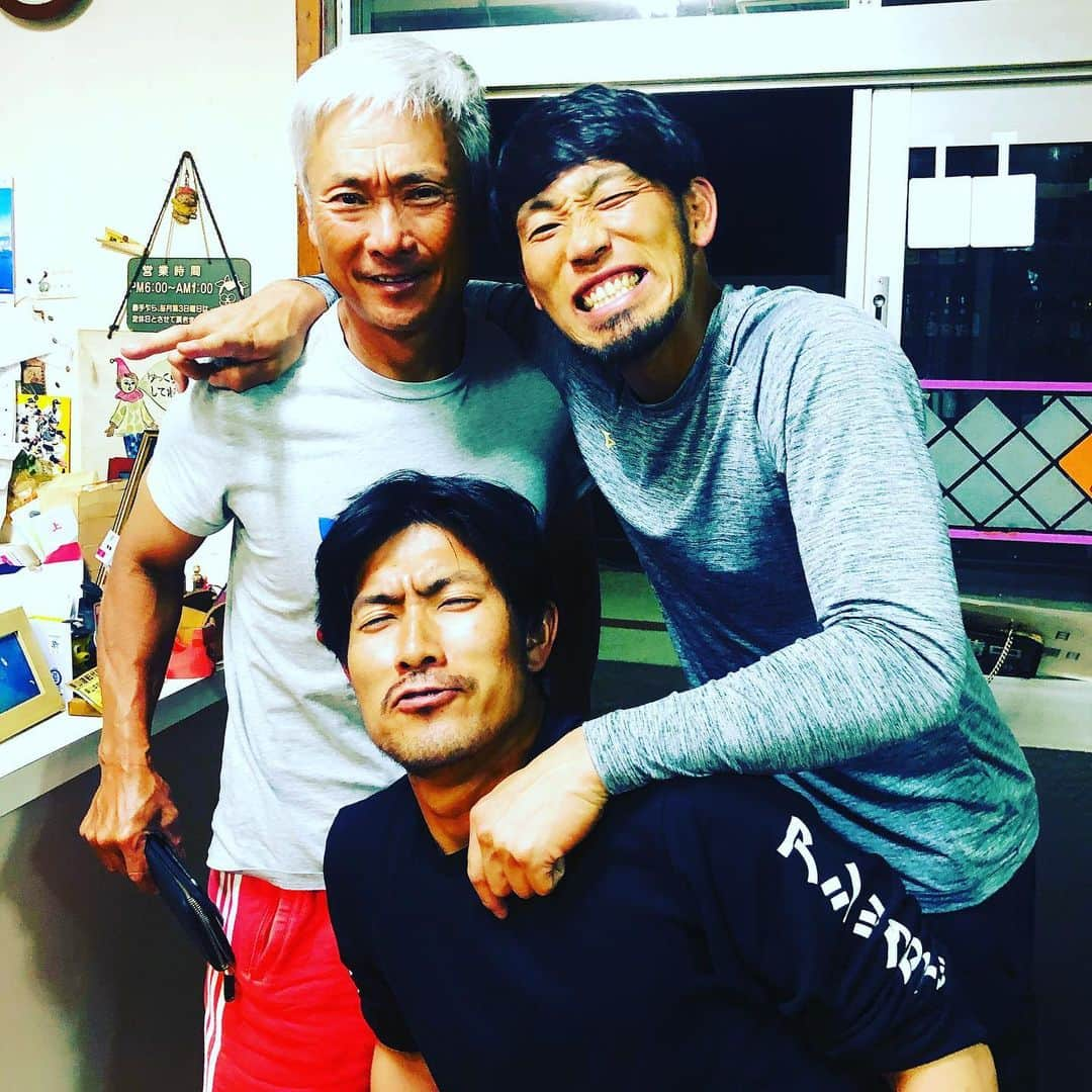 藤井淳志さんのインスタグラム写真 - (藤井淳志Instagram)「暗い気持ちを吹き飛ばすような動画あげていこ〜♪(´ε｀ ) 「video FJ」←チャンネル登録よろしくです！  #藤井淳志#中日ドラゴンズ#勝崎耕世#祖父江大輔#沖縄にて#相変わらず元気です#videoFJ」4月3日 17時42分 - atsushi.fj4