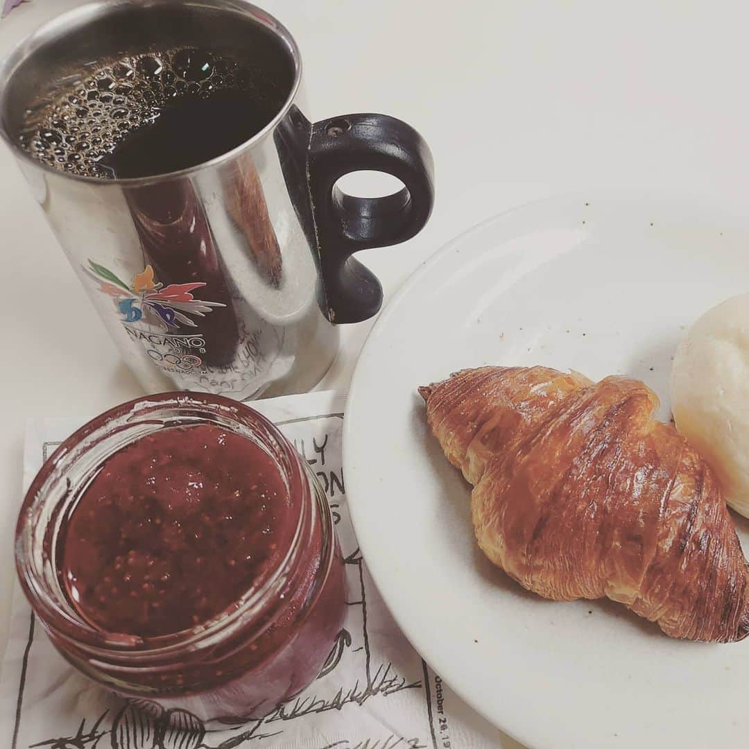 のインスタグラム：「可愛い後輩から幸せのお裾分けがありましたので、早速美味しいパンを買って来て頂きました。手作りのイチゴジャムはイチゴと砂糖だけ。あとはたっぷりの愛情で出来てるんですよ（笑）ご馳走様でした❤🍓🍓🍓」