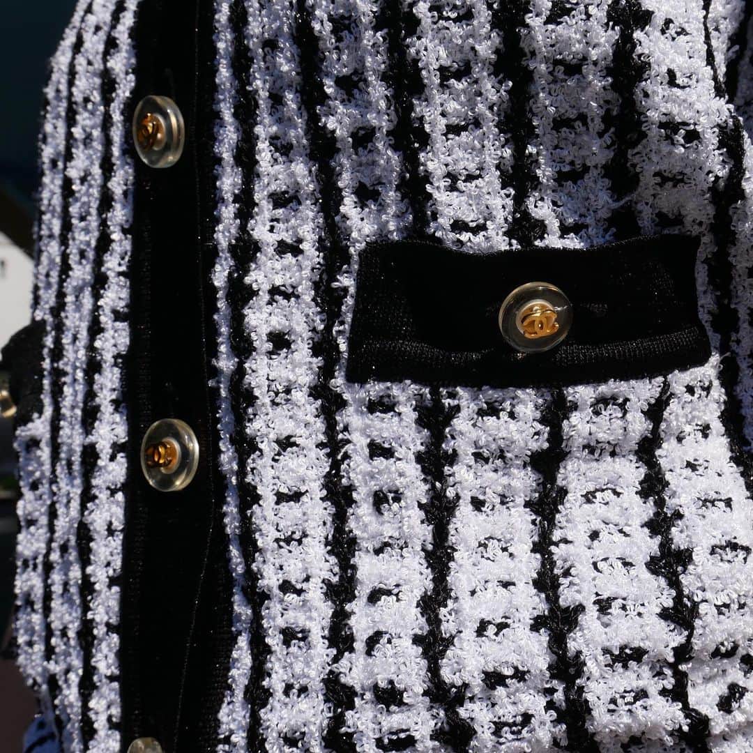 Vintage Brand Boutique AMOREさんのインスタグラム写真 - (Vintage Brand Boutique AMOREInstagram)「Vintage Chanel half sleeve cardigan from 1997 spring, size 42 ▶︎ Free Worldwide Shipping ✈️ ≫≫≫ DM for more information 📩 info@amorevintagetokyo.com #AMOREvintage #AMORETOKYO #tokyo #Omotesando #Aoyama #harajuku #vintage #vintageshop #ヴィンテージ #ヴィンテージショップ #アモーレ #アモーレトーキョー #表参道 #青山 #原宿#東京 #chanel #chanelvintage #vintagechanel #ヴィンテージ #シャネル #ヴィンテージシャネル #シャネルヴィンテージ #amorewardrobe #アモーレワードローブ」4月3日 17時37分 - amore_tokyo