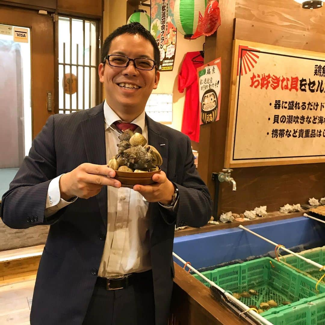 鶏魚 谷町さんのインスタグラム写真 - (鶏魚 谷町Instagram)「鶏魚です！しーちゃんです🎶 貝盛り放題は大人気です💕 #サントリーの方々が来てくれた #コロナにまけるな #鶏魚 #大阪 #谷町四丁目 #駅近 #セルフ飲み放題 #地域最安値 #コース #座敷 #個室 #貝盛り放題 #ガンガン焼き #あさり #はまぐり #ホンビノス貝 #牡蠣 #さざえ #飲み会 #女将」4月3日 17時38分 - toriuotanimati