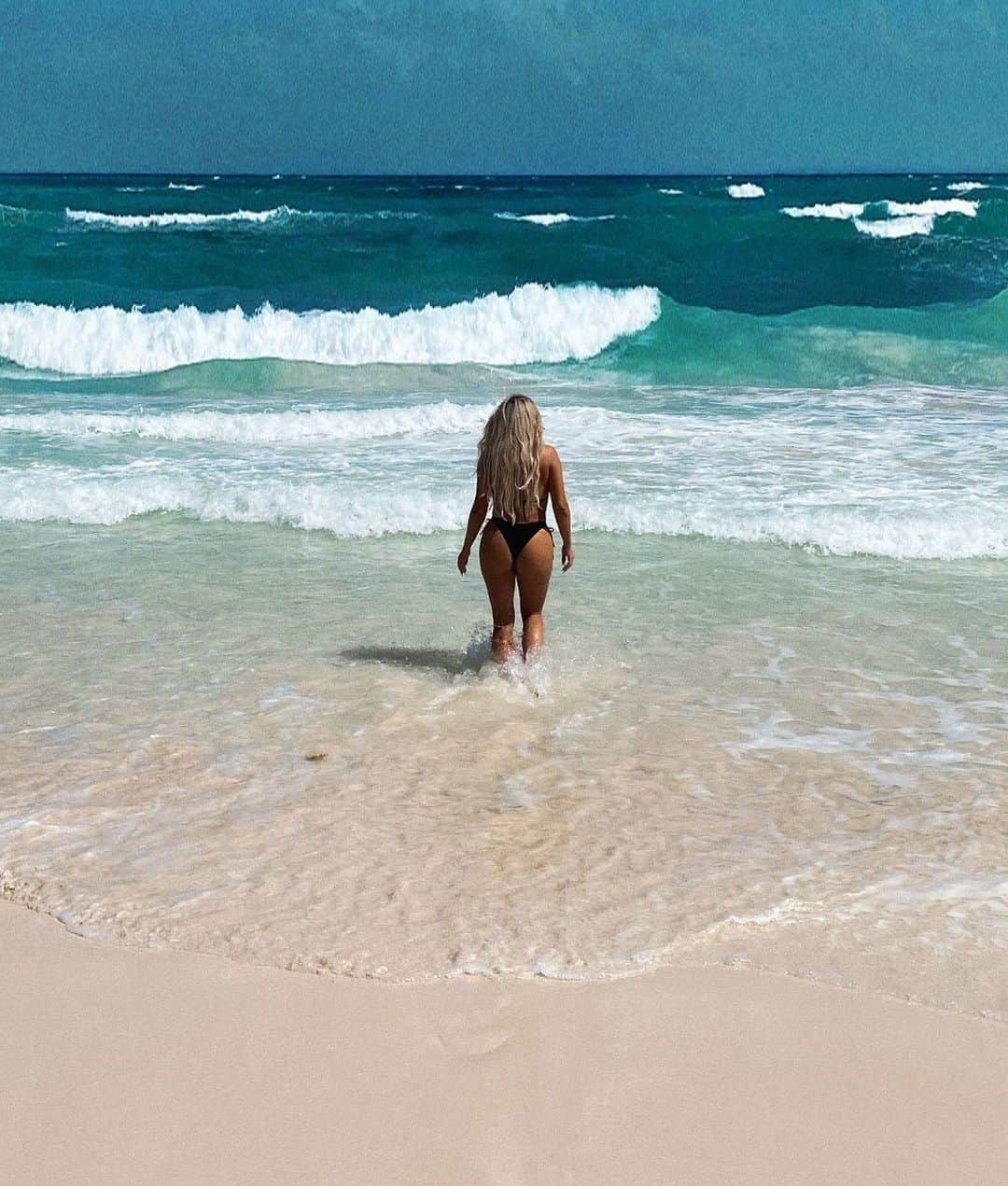 ファニー・リックマンのインスタグラム：「A month ago today, but feels like a YEAR」