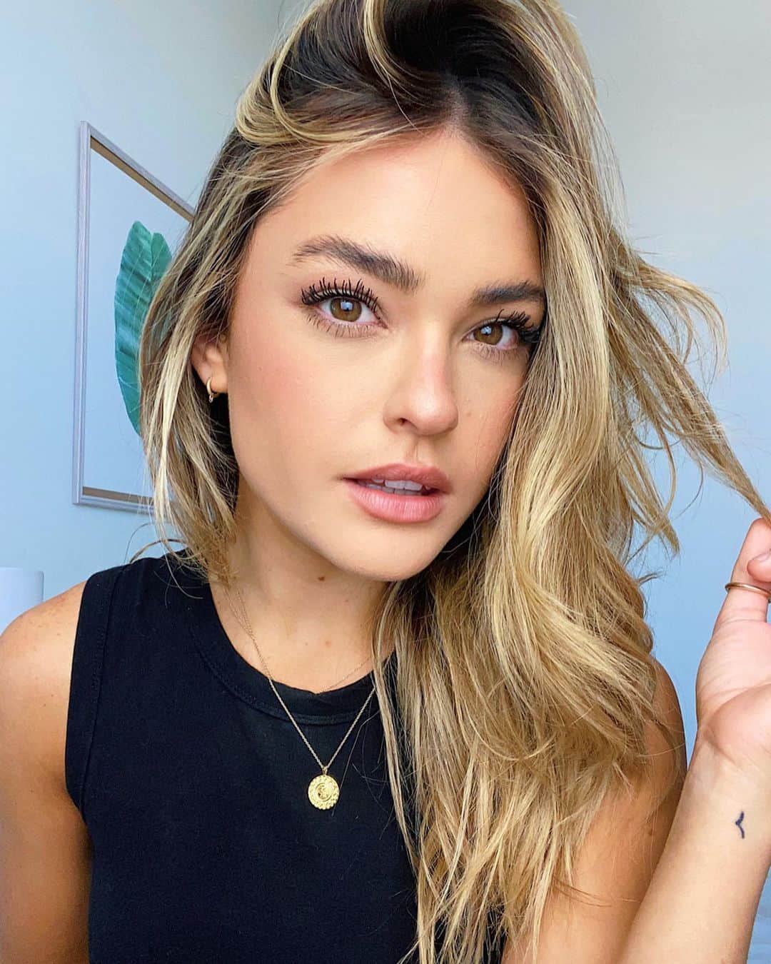 ヴェール・ゲンタのインスタグラム：「selfie friday ✨ get ready with me! Filmed a new makeup tutorial ..posting next week. Have a great weekend friends ☀️」