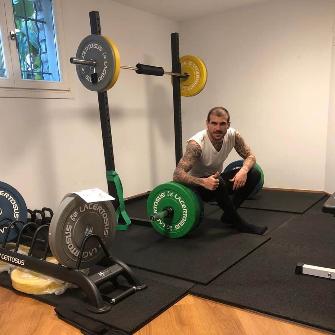 ステファノ・ストゥラーロのインスタグラム：「Si continua a lavorare anche da casa! 👍🏼🏋🏻‍♂️ #training #athome #restateacasa @genoacfcofficial」