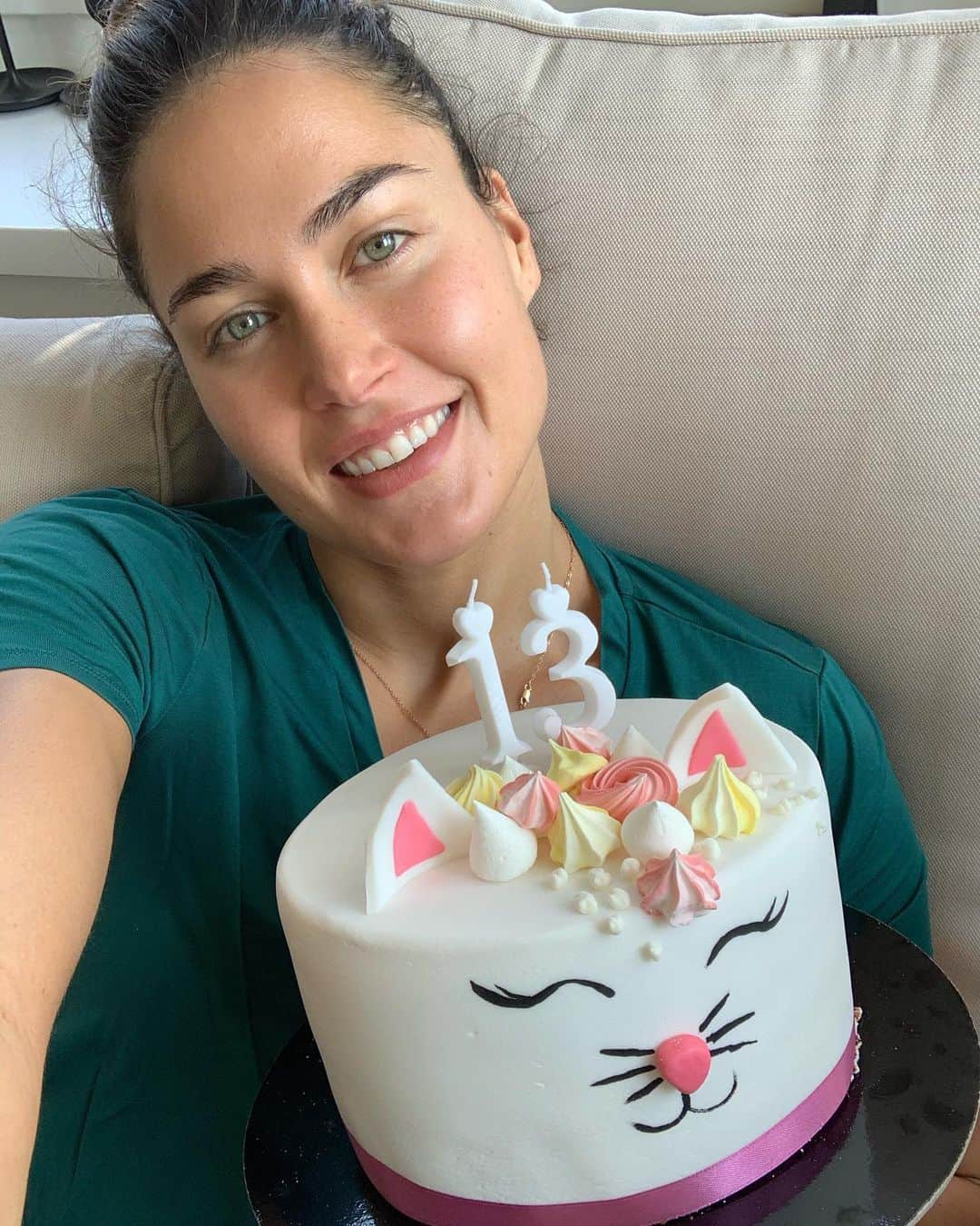 ズザンナ・ヤカボスのインスタグラム：「i had the cutest cake ever 😻  #13 #26 #stayyoung #stayhome #staysafe  thank you for the birthday wishes ❤️」