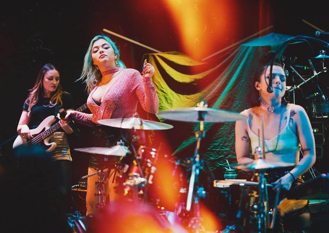 HEY VIOLETのインスタグラム：「happy friday!!! i hope ur staying healthy and safe and inside!!! it lowkey feels like groundhog day, doesn’t it???? let’s do some story times or something. tell me about the craziest thing that’s ever happened to you!!! comment down below⚡️✨⚡️」