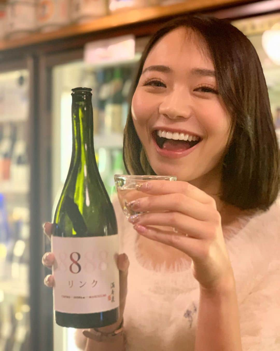 緑川静香さんのインスタグラム写真 - (緑川静香Instagram)「【しーたん日本酒録】﻿ ﻿ 桝田酒造店@富山﻿ リンク 8888 満寿泉 純米大吟醸﻿ ﻿ スコッチウイスキー「シーバスリーガル」と「満寿泉」のコラボレーション酒。﻿ ﻿ 悲しいニュースばかりで滅入りそうな時、ハハハハと声に出して笑ってみたら意外と楽しくなってきていつしか本物のハハハハが出てきてお酒飲みたくなった時に気付いたらいてほしい8888、ウォッシュチーズと一緒にね。﻿ ﻿ #しーたん日本酒録 #日本酒 #唎酒師 #日本酒女子 #女唎酒師 #桝田酒造店 #富山 #リンク8888 #満寿泉 #純米大吟醸 #熟成酒 #シーバスリーガル #アートオブブレンディング #アメリカンオーク樽 #sake #japanesesake #sakebottle #sakestagram #일본술  #シーバスリーガルの原酒の熟成に12年以上使用したアメリカンオーク樽に﻿ #特徴の異なる数種類の熟成満寿泉をブレンド﻿ #シーバスリーガルのDNAである、アート・オブ・ブレンディングを見事に体現﻿ #異なる酵母を使った精米歩合35%の純米大吟醸を中心にブレンド﻿ #8888は、シーバスリーガルのキーモルトを生み出す蒸留所から満寿泉を醸す桝田酒造店までの距離が8888km離れてるという意味﻿ #運命的な数字 #見た目はほのかにゴールド感﻿ #アタックはウイスキーかと思ったら日本酒の甘み入ってくる #え、これホント日本酒？、、、、おぉー日本酒！って感じ←﻿ #とってもアロマティック﻿」4月3日 19時44分 - midorikawa_shizuka