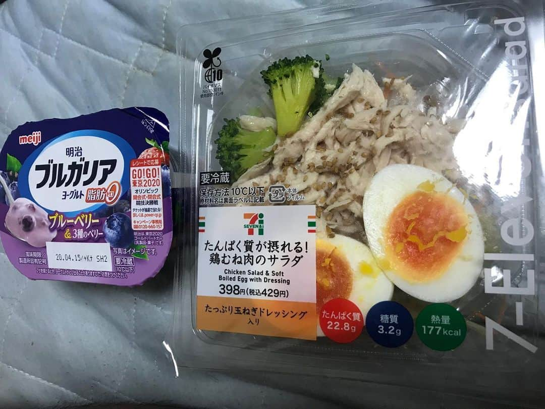 クロちゃんさんのインスタグラム写真 - (クロちゃんInstagram)「朝昼晩兼用ご飯  鶏むねサラダと、ヨーグルト。  昼にちょこっとクッキー食べただけなので、それはご飯に換算しないしん。」4月3日 19時45分 - kurochandesuwawa