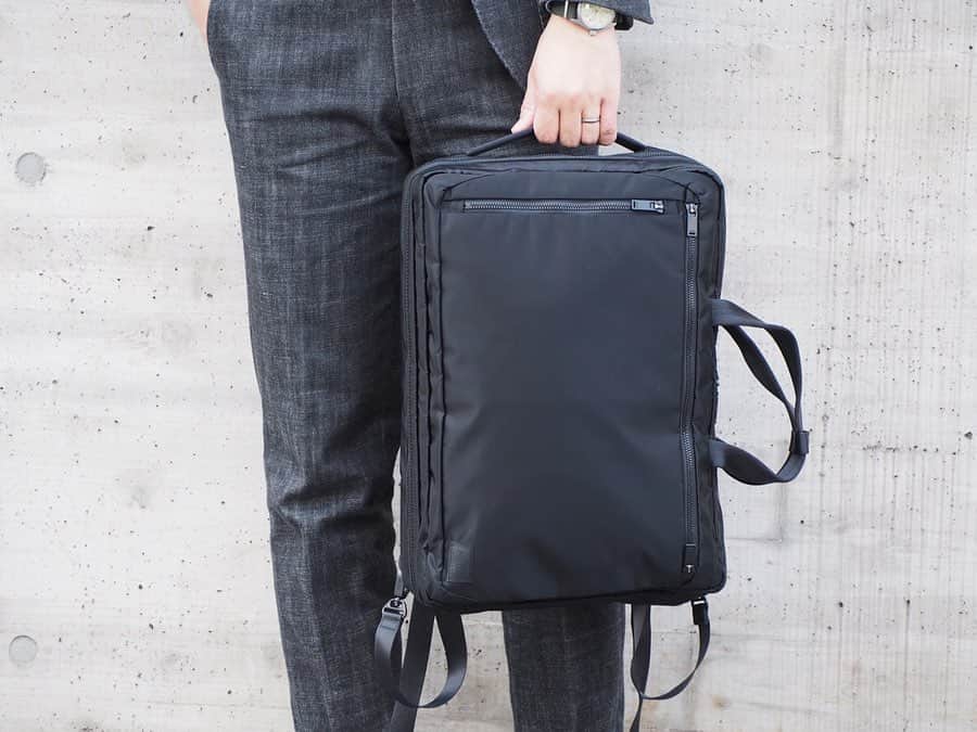 のインスタグラム：「【NEW ARRIVAL】 〈PORTER〉 "PORTER EVO 3WAY BRIEFCASE" ・ 強度・撥水性に優れた高機能オリジナル生地と軽量なパーツを使用し、ビジネスバッグに求められる機能性を高めながらも軽量に仕上げたライトウエイトビジネスシリーズです。 ・ 吉田カバンの完全オリジナルで製作した生地は、丈夫で引裂・摩擦強度に優れている66ナイロン糸を高密度に織りあげたナイロンツイル生地にDRY SUMMIT™加工を施しています。 今回製作したオリジナル生地は特殊な溶剤を塗布して繊維組織の隙間に防護被膜を形成した、高度で耐久性のある撥水性能をもっています。通常の撥水加工は経年劣化しますが、DRY SUMMIT™加工は半永久持続するのが特徴です。 ・ ビジネスバッグに求められる機能を考慮し、前ポケットはシンプルなデザインながらも内装に収納力のある空間をつくり小分け収納がしやすいようにポケットを細かく配置しました。 メイン収納部の内装のササマチ部分にはペットボトルや折りたたみ傘がすっきりと収まるように配しています。また全型共通でPCやタブレット端末を収納できるポケットを設けています。背面にはトロリーバー通しを設けているのでトロリーバッグとのセットアップも可能です。 ・ この型はB4サイズの書類が入り、2層構造の3wayブリーフケース（背負い、手持ち、肩掛け）です。 15inchのPCを収納できます。 ・ スーツスタイルはもちろん、カジュアルビジネススタイルにも取り入れやすい薄マチ仕様のすっきりとしたフォルムもポイントです。 日常的に持ち運ぶアイテムの収納スペースが充実しているので、幅広い層のお客様にご使用いただけます。 ・ COLOR:BLACK、NAVY ¥46,000+TAX  #bjirushiyoshida #B印YOSHIDA #代官山 #daikanyama#TOKYO#BEAMS#ビームス#yoshidakaban#吉田カバン#ポーター  #porter #비지루시요시다 #도쿄 #다이칸야마 #빔스 #빔즈 #포터 #데일리룩 #b印yoshidalineup」
