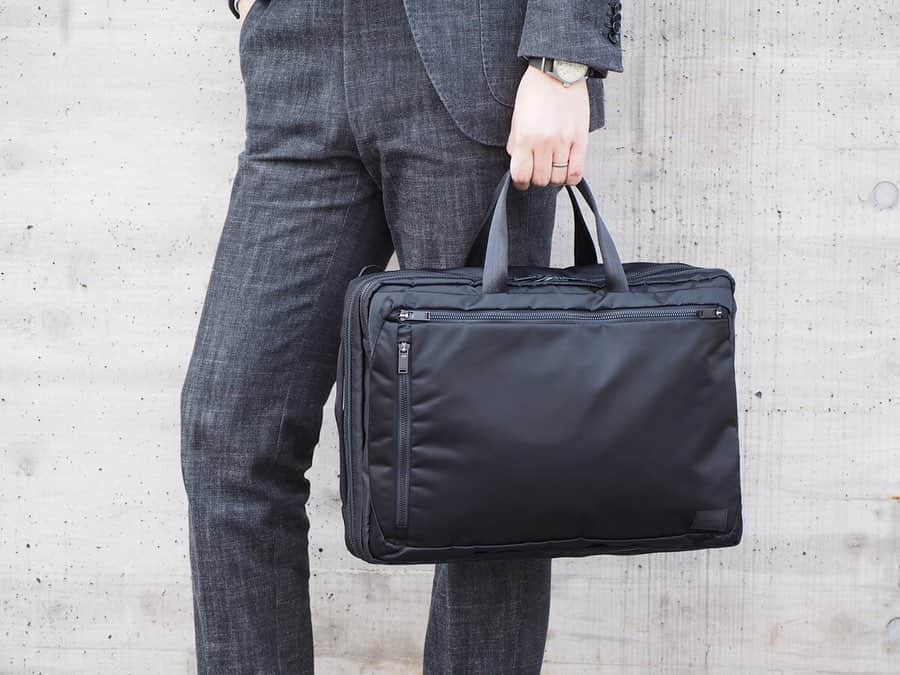 のインスタグラム：「【NEW ARRIVAL】 〈PORTER〉 "PORTER EVO 3WAY BRIEFCASE" ・ 強度・撥水性に優れた高機能オリジナル生地と軽量なパーツを使用し、ビジネスバッグに求められる機能性を高めながらも軽量に仕上げたライトウエイトビジネスシリーズです。 ・ 吉田カバンの完全オリジナルで製作した生地は、丈夫で引裂・摩擦強度に優れている66ナイロン糸を高密度に織りあげたナイロンツイル生地にDRY SUMMIT™加工を施しています。 今回製作したオリジナル生地は特殊な溶剤を塗布して繊維組織の隙間に防護被膜を形成した、高度で耐久性のある撥水性能をもっています。通常の撥水加工は経年劣化しますが、DRY SUMMIT™加工は半永久持続するのが特徴です。 ・ ビジネスバッグに求められる機能を考慮し、前ポケットはシンプルなデザインながらも内装に収納力のある空間をつくり小分け収納がしやすいようにポケットを細かく配置しました。 メイン収納部の内装のササマチ部分にはペットボトルや折りたたみ傘がすっきりと収まるように配しています。また全型共通でPCやタブレット端末を収納できるポケットを設けています。背面にはトロリーバー通しを設けているのでトロリーバッグとのセットアップも可能です。 ・ この型はB4サイズの書類が入り、2層構造の3wayブリーフケース（背負い、手持ち、肩掛け）です。 15inchのPCを収納できます。 ・ スーツスタイルはもちろん、カジュアルビジネススタイルにも取り入れやすい薄マチ仕様のすっきりとしたフォルムもポイントです。 日常的に持ち運ぶアイテムの収納スペースが充実しているので、幅広い層のお客様にご使用いただけます。 ・ COLOR:BLACK、NAVY ¥46,000+TAX  #bjirushiyoshida #B印YOSHIDA #代官山 #daikanyama#TOKYO#BEAMS#ビームス#yoshidakaban#吉田カバン#ポーター  #porter #비지루시요시다 #도쿄 #다이칸야마 #빔스 #빔즈 #포터 #데일리룩 #b印yoshidalineup」