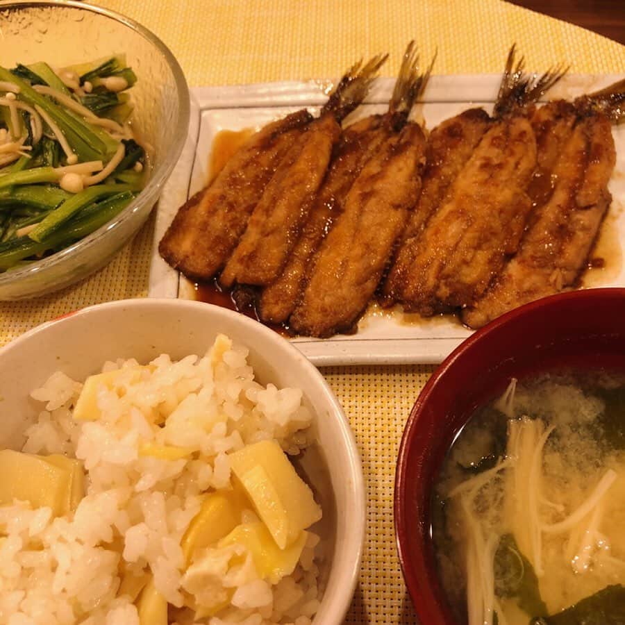 南條早紀のインスタグラム：「おさかな捌いたよ🐟✨ . ある日、会社に大量のイワシが！ 記者の子が取材先でいただいたものらしい☺️ . . 丁度、旬だし、たくさん獲れていると聞いて、 食べたいなと思っていたところ❤️ 4匹もらって帰りました😊 . . ということで、ものすごく久しぶりに お魚を捌きました🐟 手開きで、と思ったけど、後半は包丁のお世話に😂 . それから、蒲焼きにしたよ！ 身がふっくら柔らかくて美味しかった💓 おすそ分けのたけのこご飯と共に 食卓で春を感じました🌸 . . 新年度、せっかくなのでこの勢いで 生のお魚調理頑張りたいな🤔🐟 お家ごはんの頻度増えたし、 料理も楽しみたいな〜😊🍀 . . そして💡 あしたの#フルサタ は 池田航くんの たけのこを使ったお料理コーナーあります🌸 必見ですよ〜💓 . . #イワシ #いわし #鰯 #イワシの蒲焼き #魚 #魚料理 #手開き #料理 #料理記録 #たけのこごはん #たけのこ #春 #旬 #料理上手になりたい #魚捌き修行中  #おうちごはん #おうち時間 #充実 #食べすぎ #幸せ #🐷 #❤️ #🍴 #美味しかった #ごちそうさまでした #早紀飯 #アナウンサー #南條早紀 #なんじょうのにちじょう」