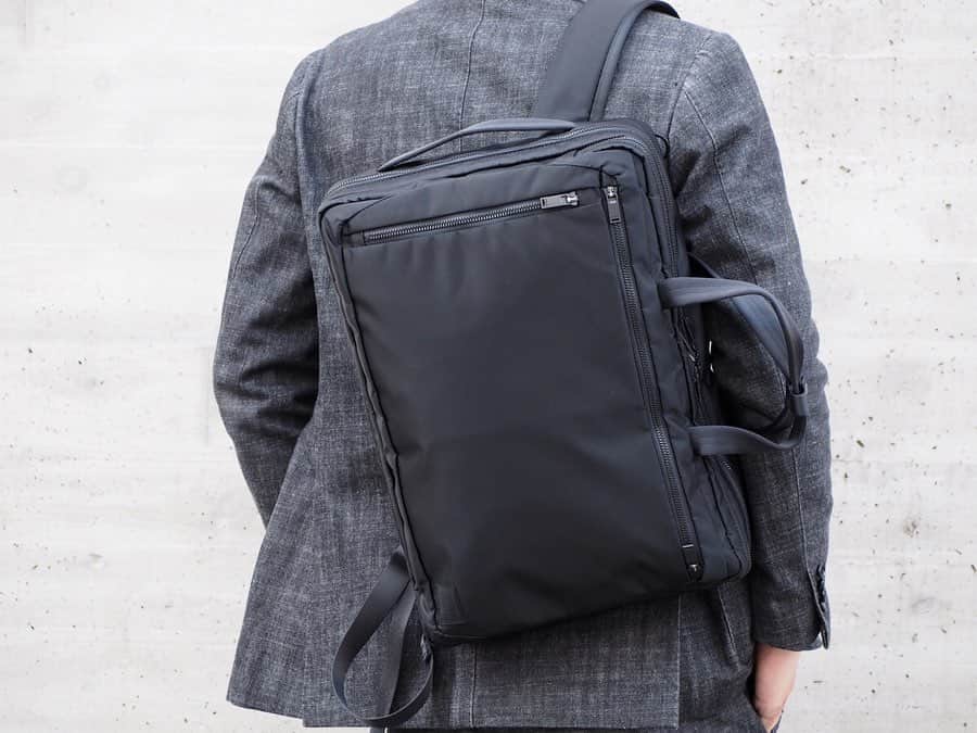 のインスタグラム：「【NEW ARRIVAL】 〈PORTER〉 "PORTER EVO 3WAY BRIEFCASE" ・ 強度・撥水性に優れた高機能オリジナル生地と軽量なパーツを使用し、ビジネスバッグに求められる機能性を高めながらも軽量に仕上げたライトウエイトビジネスシリーズです。 ・ 吉田カバンの完全オリジナルで製作した生地は、丈夫で引裂・摩擦強度に優れている66ナイロン糸を高密度に織りあげたナイロンツイル生地にDRY SUMMIT™加工を施しています。 今回製作したオリジナル生地は特殊な溶剤を塗布して繊維組織の隙間に防護被膜を形成した、高度で耐久性のある撥水性能をもっています。通常の撥水加工は経年劣化しますが、DRY SUMMIT™加工は半永久持続するのが特徴です。 ・ ビジネスバッグに求められる機能を考慮し、前ポケットはシンプルなデザインながらも内装に収納力のある空間をつくり小分け収納がしやすいようにポケットを細かく配置しました。 メイン収納部の内装のササマチ部分にはペットボトルや折りたたみ傘がすっきりと収まるように配しています。また全型共通でPCやタブレット端末を収納できるポケットを設けています。背面にはトロリーバー通しを設けているのでトロリーバッグとのセットアップも可能です。 ・ この型はB4サイズの書類が入り、2層構造の3wayブリーフケース（背負い、手持ち、肩掛け）です。 15inchのPCを収納できます。 ・ スーツスタイルはもちろん、カジュアルビジネススタイルにも取り入れやすい薄マチ仕様のすっきりとしたフォルムもポイントです。 日常的に持ち運ぶアイテムの収納スペースが充実しているので、幅広い層のお客様にご使用いただけます。 ・ COLOR:BLACK、NAVY ¥46,000+TAX  #bjirushiyoshida #B印YOSHIDA #代官山 #daikanyama#TOKYO#BEAMS#ビームス#yoshidakaban#吉田カバン#ポーター  #porter #비지루시요시다 #도쿄 #다이칸야마 #빔스 #빔즈 #포터 #데일리룩 #b印yoshidalineup」