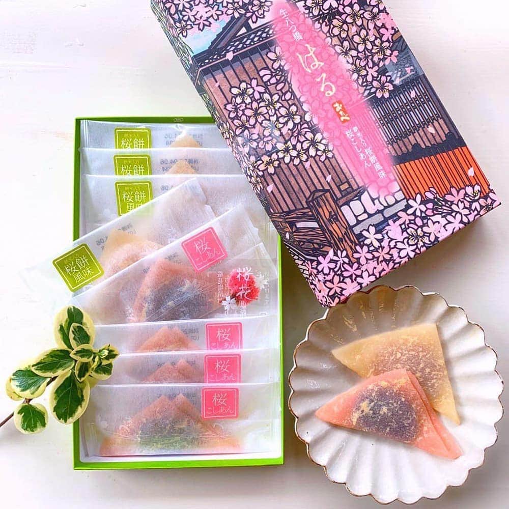 おたべ Instagram officialのインスタグラム：「分けて美味しい、 いつも美味しい、 お手軽におたべやすぅ  素敵な画像提供：@mari.asakanon」