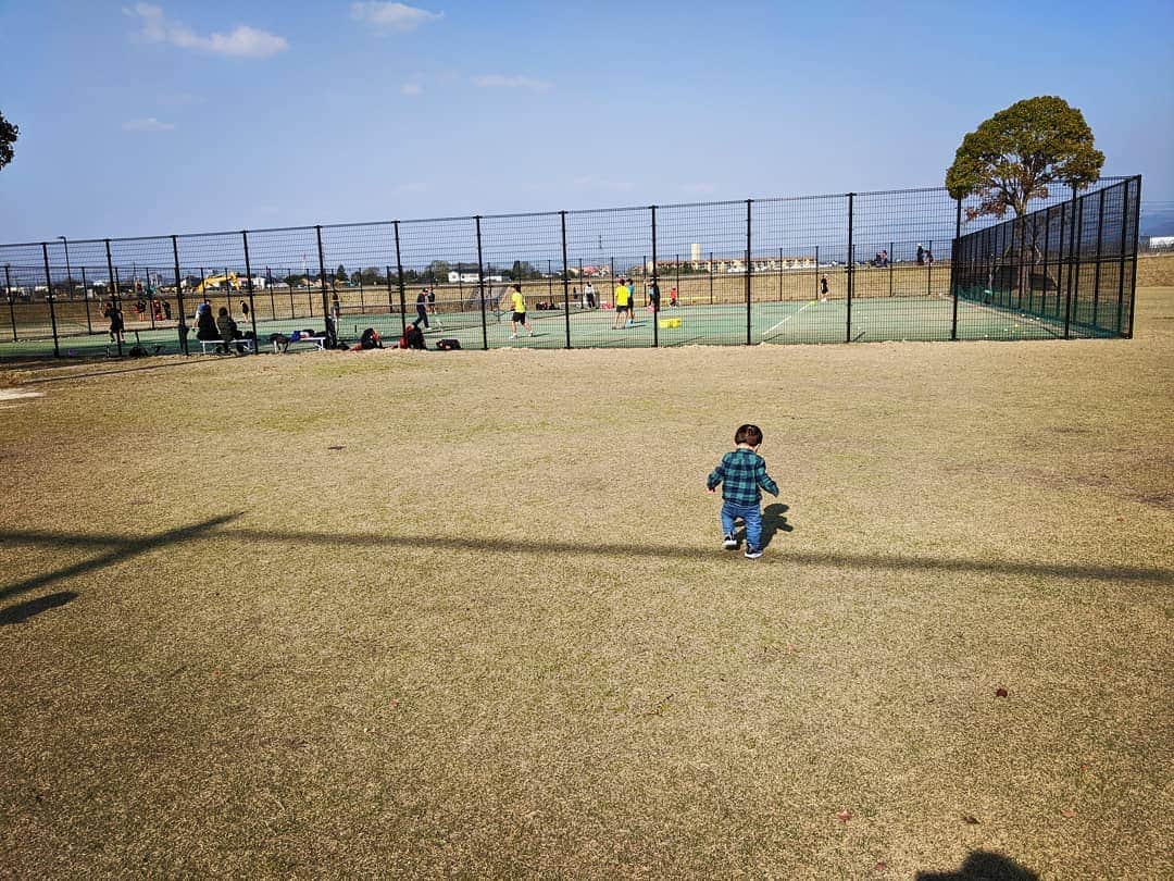 田村翔太のインスタグラム：「#子 #歩きます #あと2日で1歳  #父 #走り出しました #ボール蹴り出しました #復帰までもう少し #頑張ろう俺 #頑張ろう日本  #おうち時間」