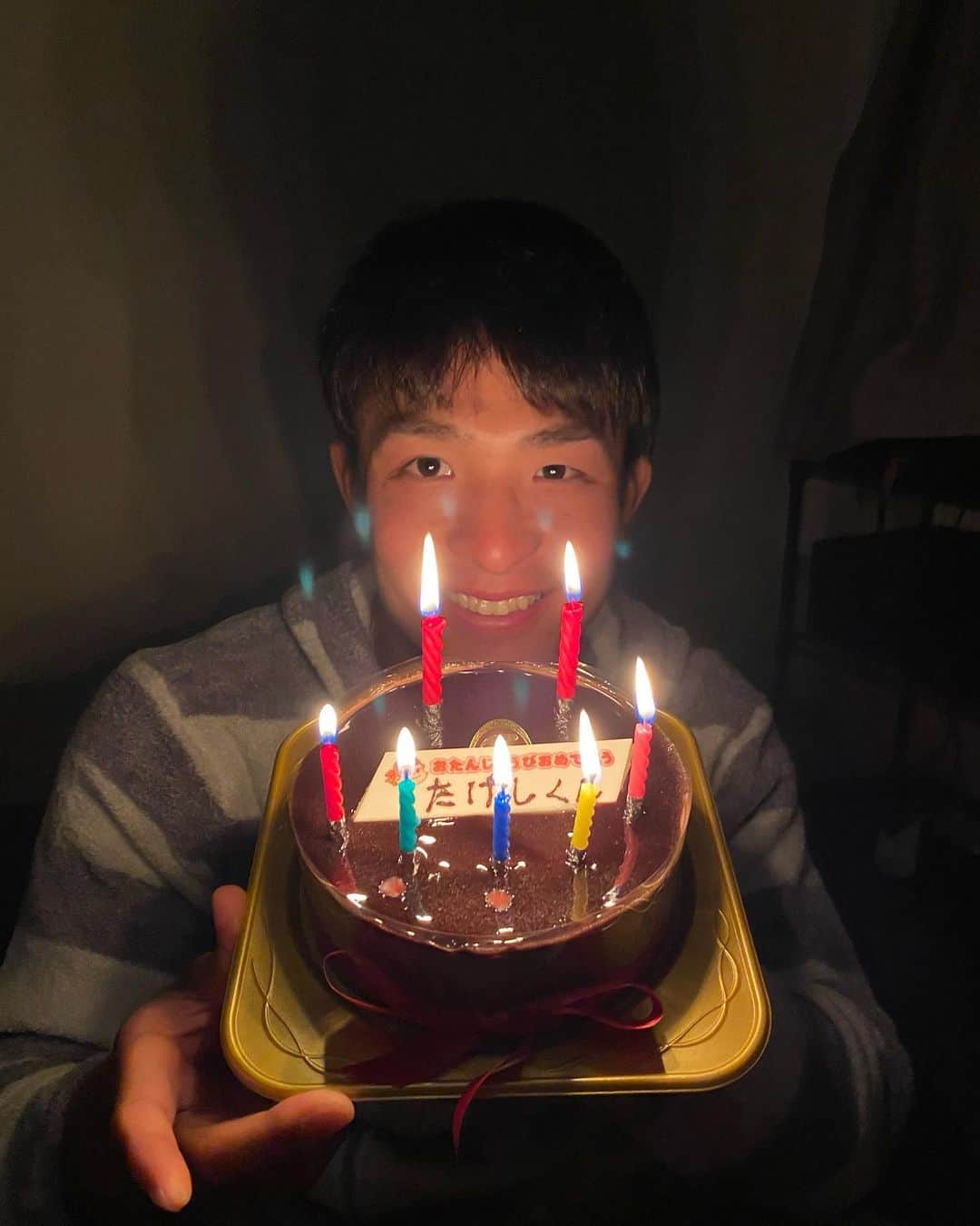 村上宗隆さんのインスタグラム写真 - (村上宗隆Instagram)「たけしさん25歳birthday^_^ おめでとうございます🎉㊗️🎉🍾 #星野さんからの誕生日ケーキ🎂 #いただきまーす！」4月3日 19時53分 - ys_munetaka55