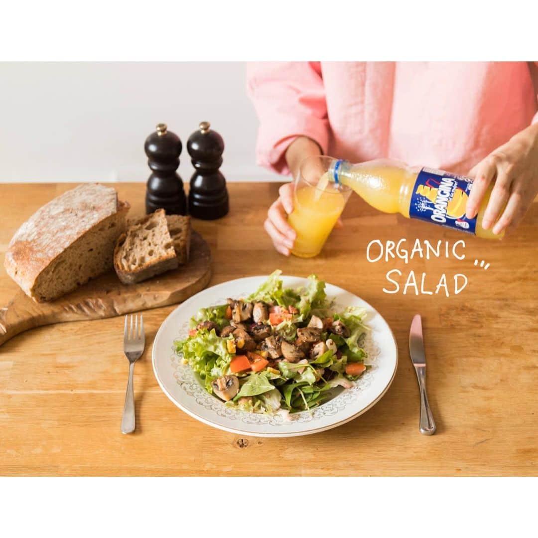 Orangina オランジーナ公式さんのインスタグラム写真 - (Orangina オランジーナ公式Instagram)「Bonjour！🇫🇷﻿ 今日はフランス流の「お手軽オーガニックサラダ」について🍽﻿ ﻿ －－－﻿ フランスでは、「オーガニック」がとっても身近にあります🍊﻿ ﻿ 今日のレシピは🍽﻿ ▶︎ 「ヴィネグレットソース」（フランスで最もポピュラーなドレッシング🇫🇷）﻿ マスタード／オリーヴオイル／ワインビネガーを、1:6:2の分量で🥄＋塩コショウを少々﻿ ﻿ ▶︎具材は... ビーツ／コーン／ほうれん草のベビーリーフ／グリーンリーフ／トマト／山羊チーズ／コンテチーズ／オリーブオイルとニンニクでソテーしたマッシュルーム　など🌽🍅﻿ ﻿ 材料はすべて、日本でも展開している、オーガニックスーパーのビオ・セ・ボン @bio_c_bon で購入しました🌿﻿ ﻿ ﻿ お家でサラダを作るときは、まな板や包丁は使わずに、ボウルとペティナイフのみで完成させるのが、フランス流🍊﻿ ﻿ だから、作り方は超簡単！﻿ まずサラダドレッシングをボウルでつくり、そこにペティナイフで具材を切り、直接入れていきます🥣　最後に具材を一気に混ぜ合わせたら、出来上がりです✨﻿ ﻿ フランス流のサラダを作ってみるのは、いかがですか？🇫🇷﻿ ﻿ #Orangina #France #Soda﻿ #オランジーナ #フランス生まれ #炭酸飲料﻿ #フランス #パリ #Orangina100 #オランジーナ100 ﻿ #サラダ #salad #オーガニック #BIO #おうち時間」4月3日 20時01分 - orangina_jp