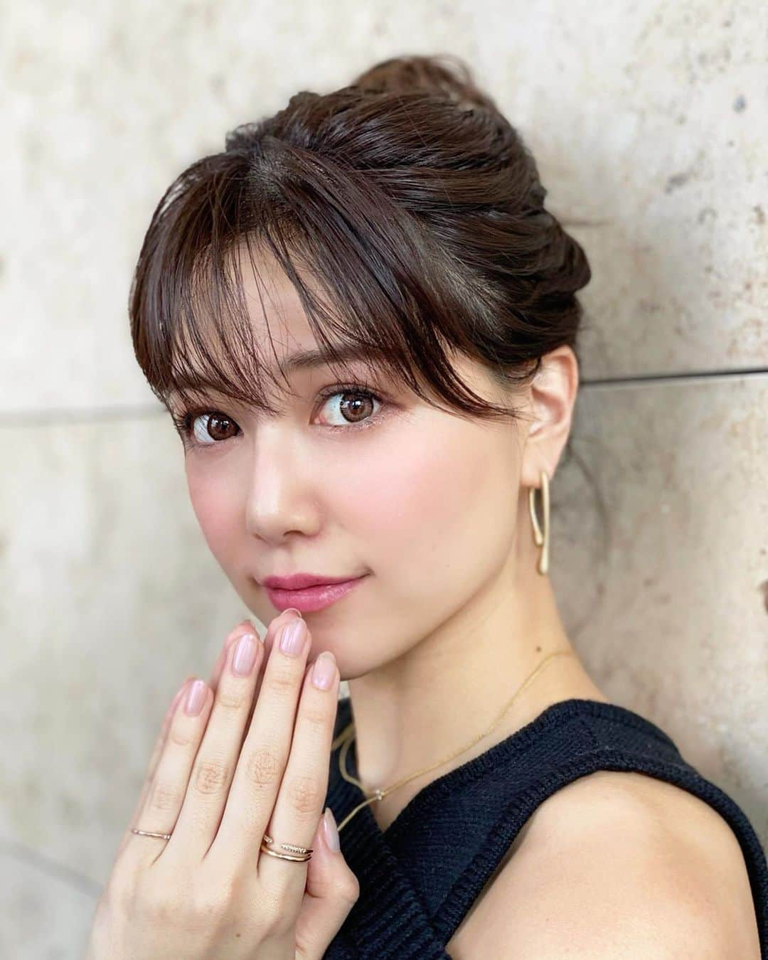 石井里奈さんのインスタグラム写真 - (石井里奈Instagram)「こんばんは✨ . 4月のNewNails💅🌸 . ジュエリーの撮影が控えていたのでいつも通っているで @malvina.salon でシンプルなオーロラネイルに先日してもらいました😊💓（写真選べなくて多めです🙇‍♀️） . 今回もジュエリーの撮影あるって言ったら @risa.malvina ちゃんがぴったりのデザインに❤️ . 光に反射してキラキラしてとってもかわいいの🥺このツヤぷる感がたまらなくかわいい❤️ おかげで撮影もバッチリでした🥰 . 足も話題の角質取りのぷるぷるとフットネイルもしてきたよ🐾マルヴィナでぷるぷるした後、足の裏がつるさらで気持ちいいんだよね😍❤️ . この日つけた化粧下地はベスコス受賞して完売するほど人気の @jillstuartbeauty のイルミネイティングセラムプライマー❤️ . オーロララベンダーカラーとネイルがぴったり💕これ使う透明感きわまる発光肌に変身できます🙆‍♀️さすが完売商品！ . @une_fleur_eyelash @une_fleur_eyebrow のおかげでまつげも眉毛も綺麗に💕よくまつげ、まつエクですか？って聞かれるほど、おかげさまでまつ毛伸びました🥺本当おすすめ！ . 今日もお疲れ様でした❤️ . #ネイル #春ネイル #オーロラネイル #ミラーネイル #シンプルネイル #オフィスネイル #nail #nailart #ネイルデザイン #ジルスチュアート #jillstuart #化粧下地 #メイク #春メイク #ベストコスメ #ベスコス #おすすめコスメ #ネイルアート #ジェルネイル #フットネイル #麻布十番 #お団子ヘア #ヘアアレンジ #春ヘア #おだんご #ジュエリー #アクセサリー #りなまるメイク #nails #アップスタイル」4月3日 20時12分 - ri7tin1025