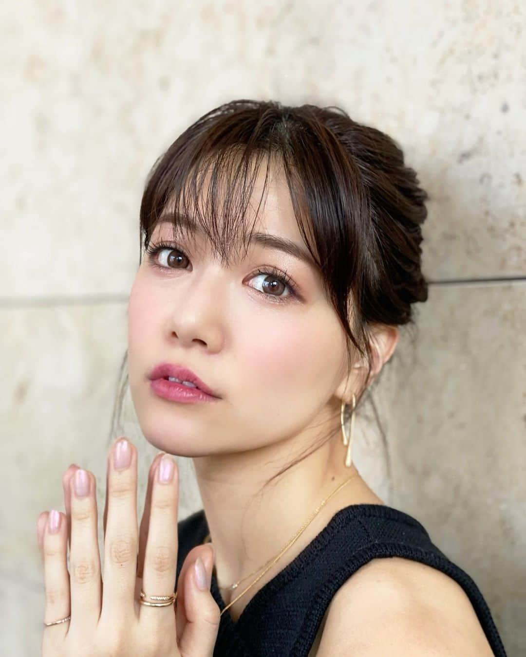 石井里奈さんのインスタグラム写真 - (石井里奈Instagram)「こんばんは✨ . 4月のNewNails💅🌸 . ジュエリーの撮影が控えていたのでいつも通っているで @malvina.salon でシンプルなオーロラネイルに先日してもらいました😊💓（写真選べなくて多めです🙇‍♀️） . 今回もジュエリーの撮影あるって言ったら @risa.malvina ちゃんがぴったりのデザインに❤️ . 光に反射してキラキラしてとってもかわいいの🥺このツヤぷる感がたまらなくかわいい❤️ おかげで撮影もバッチリでした🥰 . 足も話題の角質取りのぷるぷるとフットネイルもしてきたよ🐾マルヴィナでぷるぷるした後、足の裏がつるさらで気持ちいいんだよね😍❤️ . この日つけた化粧下地はベスコス受賞して完売するほど人気の @jillstuartbeauty のイルミネイティングセラムプライマー❤️ . オーロララベンダーカラーとネイルがぴったり💕これ使う透明感きわまる発光肌に変身できます🙆‍♀️さすが完売商品！ . @une_fleur_eyelash @une_fleur_eyebrow のおかげでまつげも眉毛も綺麗に💕よくまつげ、まつエクですか？って聞かれるほど、おかげさまでまつ毛伸びました🥺本当おすすめ！ . 今日もお疲れ様でした❤️ . #ネイル #春ネイル #オーロラネイル #ミラーネイル #シンプルネイル #オフィスネイル #nail #nailart #ネイルデザイン #ジルスチュアート #jillstuart #化粧下地 #メイク #春メイク #ベストコスメ #ベスコス #おすすめコスメ #ネイルアート #ジェルネイル #フットネイル #麻布十番 #お団子ヘア #ヘアアレンジ #春ヘア #おだんご #ジュエリー #アクセサリー #りなまるメイク #nails #アップスタイル」4月3日 20時12分 - ri7tin1025