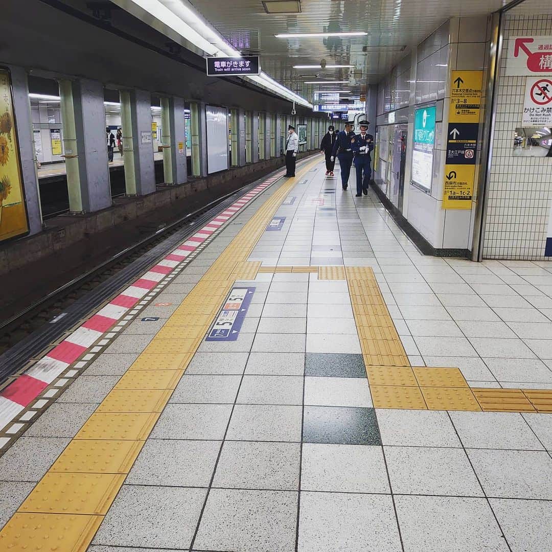 のインスタグラム：「金曜日、20時の六本木駅のホーム。なんだこの人の少なさは・・・」