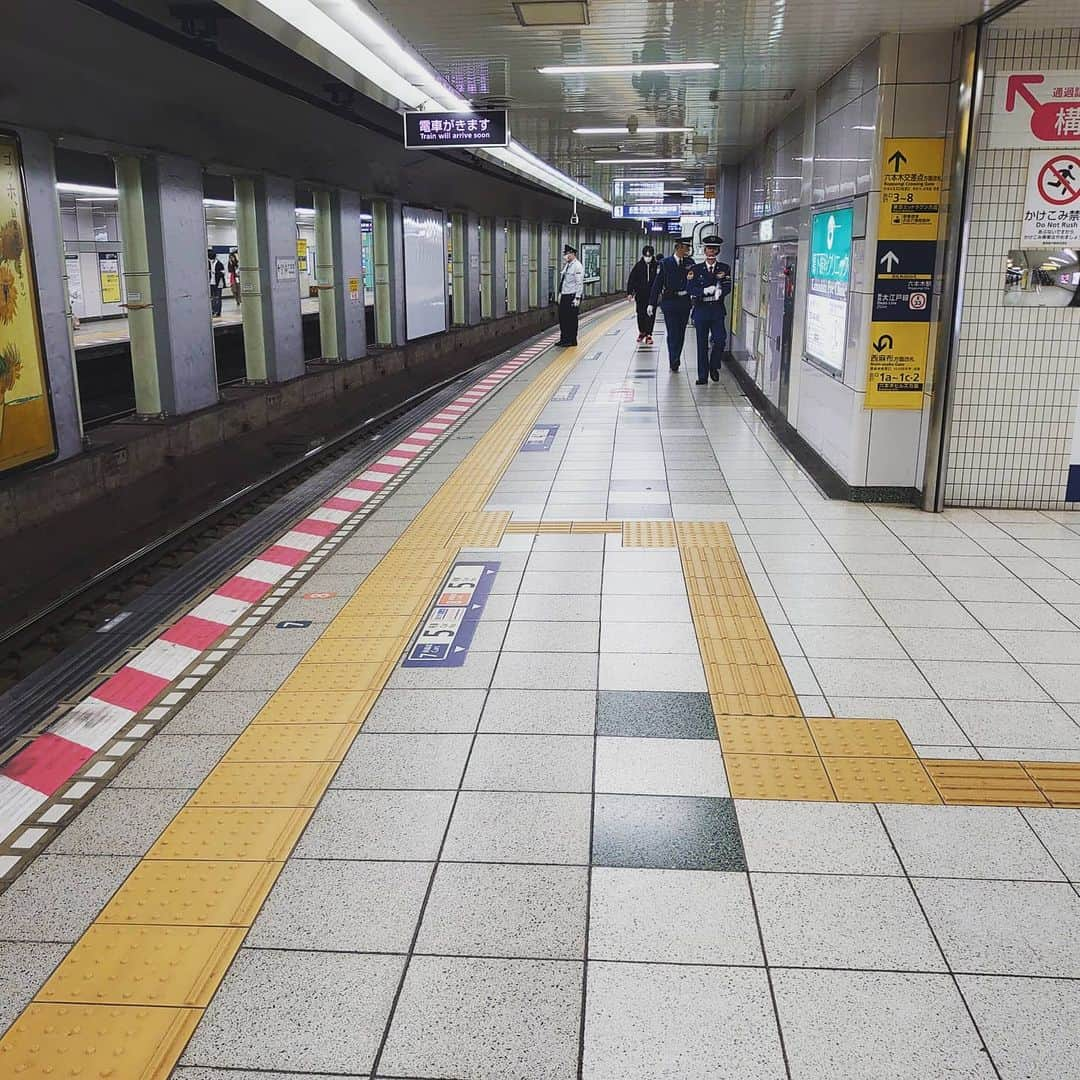 田畑祐一のインスタグラム：「金曜日、20時の六本木駅のホーム。なんだこの人の少なさは・・・」