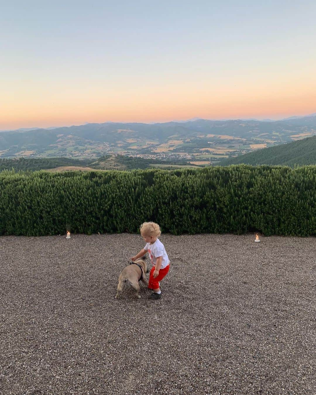 キアラ・フェラーニさんのインスタグラム写真 - (キアラ・フェラーニInstagram)「Another beautiful memory from last summer: we spent four incredible days at Castello di Procopio, where we had a castle to ourselves 🇮🇹 I will never forget those sunsets 💘」4月3日 20時06分 - chiaraferragni