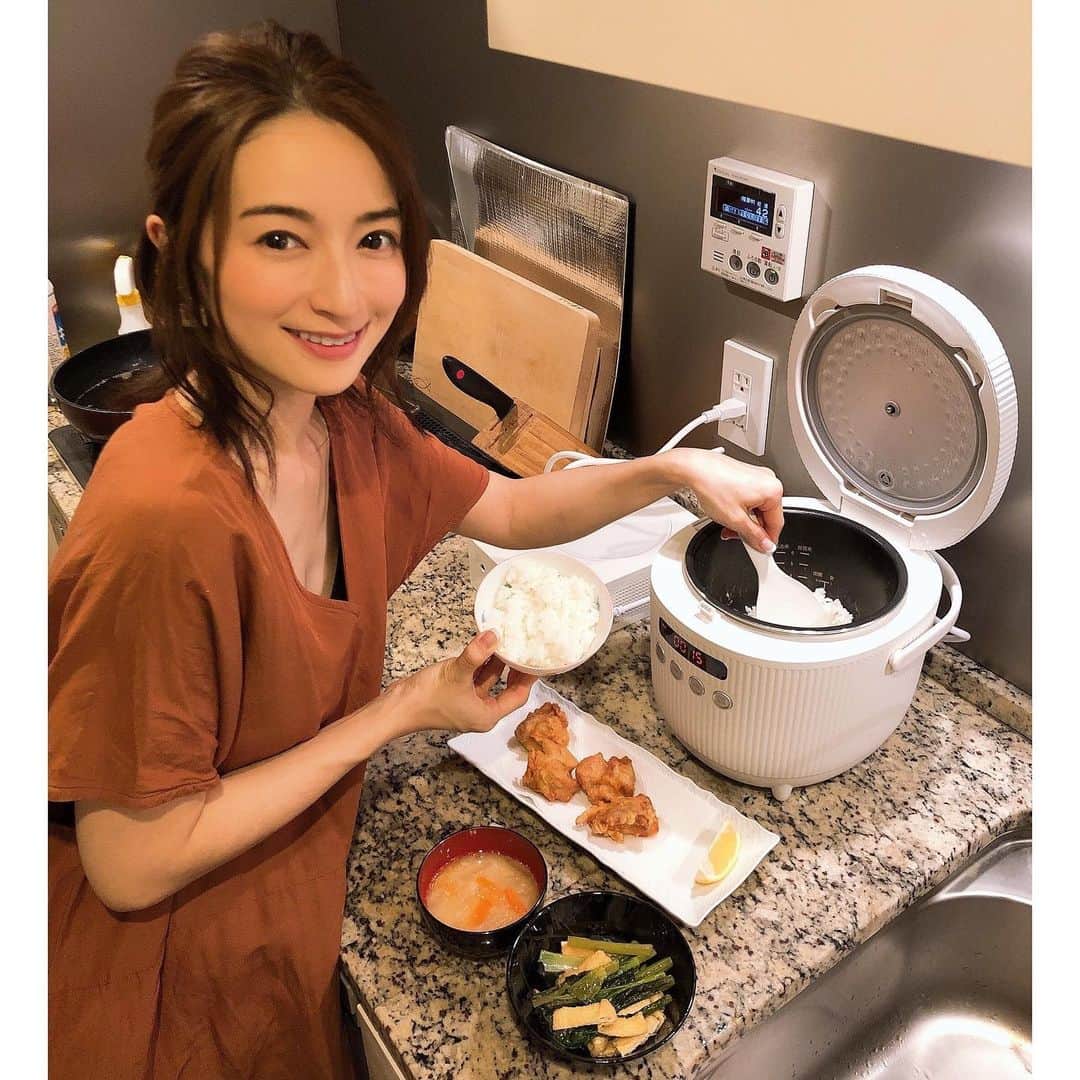 Mayuko Watanabe 渡辺真由子さんのインスタグラム写真 - (Mayuko Watanabe 渡辺真由子Instagram)「週末は三食お家ご飯♡ この日のメニューは、白ごはん・唐揚げ・お味噌汁・小松菜のお浸しの和食にしました💕 そして炊飯器は『Bear スマート３L炊飯器』を使いました😊✨ ３合炊きでインテリアとしても馴染むお洒落なデザイン♡♡ シンプルなボタン操作なので誰でも簡単に操作可能で、設定も6段階あるので、好みのメニューに炊き分けできるんです☺️💕 24時間対応の予約タイマー付きで、忙しいときも便利です♫ 蓋も取り外せるのでお手入れも簡単！ 意外に⁉︎お洒落で機能的な中国製の炊飯器👍 炊飯器自体の価格もお手頃なんですよ╰(*´︶`*)╯♡ #pr#炊飯器#子育て中#mama#ママ#男の子ママ#第二子妊娠中#マタニティライフ#おうち時間#おうちでごはん」4月3日 20時15分 - watanabe_mayuko