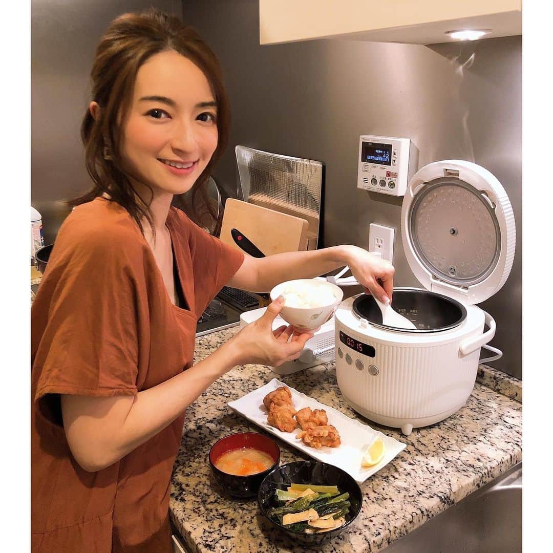 Mayuko Watanabe 渡辺真由子さんのインスタグラム写真 - (Mayuko Watanabe 渡辺真由子Instagram)「週末は三食お家ご飯♡ この日のメニューは、白ごはん・唐揚げ・お味噌汁・小松菜のお浸しの和食にしました💕 そして炊飯器は『Bear スマート３L炊飯器』を使いました😊✨ ３合炊きでインテリアとしても馴染むお洒落なデザイン♡♡ シンプルなボタン操作なので誰でも簡単に操作可能で、設定も6段階あるので、好みのメニューに炊き分けできるんです☺️💕 24時間対応の予約タイマー付きで、忙しいときも便利です♫ 蓋も取り外せるのでお手入れも簡単！ 意外に⁉︎お洒落で機能的な中国製の炊飯器👍 炊飯器自体の価格もお手頃なんですよ╰(*´︶`*)╯♡ #pr#炊飯器#子育て中#mama#ママ#男の子ママ#第二子妊娠中#マタニティライフ#おうち時間#おうちでごはん」4月3日 20時15分 - watanabe_mayuko