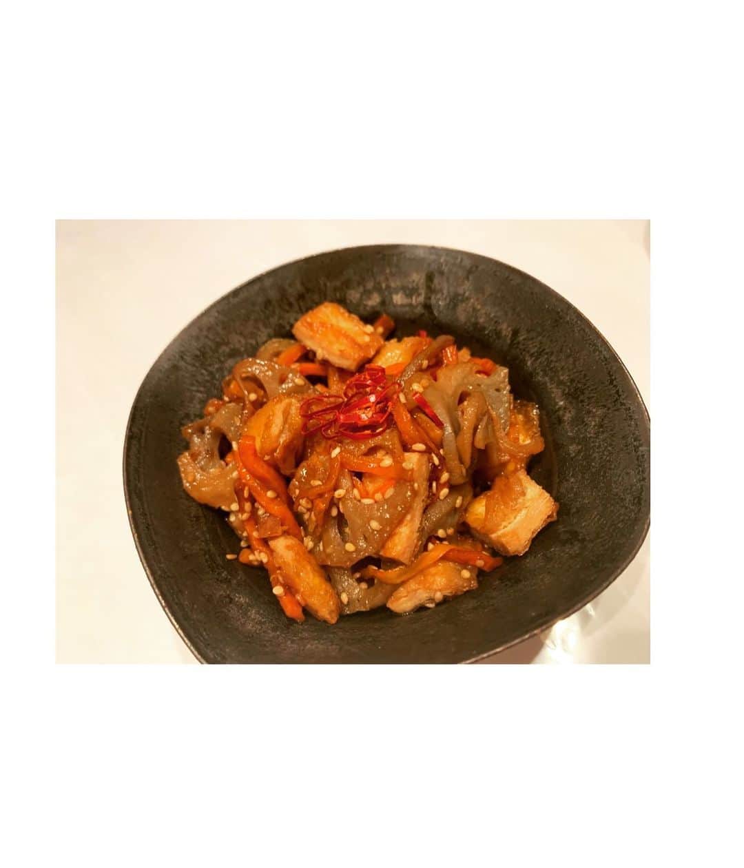 のインスタグラム：「. お家ご飯が好きなので 割と料理するのですが 写真をあまり撮らず.. 今日は、作り置きのため 余ってた蓮根を使って きんぴらを作りました🥕 これからちょこちょこ あげていこうと思います . #きんぴら#料理#自炊」