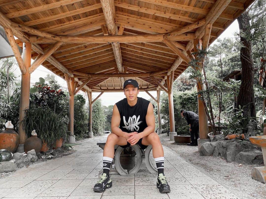 島村麗乃のインスタグラム：「﻿ ﻿ ﻿ ﻿ ﻿ ﻿ ﻿ 「このウイルスは日本人だけに優しいなんてことはない」とiPSの山中教授が言うように、日本人は少し危機感が足りないように感じます。﻿ ﻿ ﻿ ﻿ 元チームメイトの海外のサッカー選手などと連絡を取ると、日本の対応はおかしいと、みんなが口を揃えて言います。﻿ ﻿ ﻿ ﻿ みんなが協力し合って﻿ 可能な限り状況を悪化させないことと﻿ 調査などに協力をして、今のデータを未来に生かしてもらうことが大事だと思います！﻿ ﻿ ﻿ ﻿ こんな時だからこそ﻿ 自分は大勢が一度に通うジムには行かないようにしています。﻿ そして、インスタLIVEを配信しています！﻿ 朝の時間or夜の時間にやっています！﻿ (ご要望もお待ちしております！)﻿ ﻿ ﻿ ﻿ 僕も健康と美容のためにも﻿ 汗はかくようにしています！﻿ 皆さんも一緒に宅トレで﻿ コロナに打ち勝ちましょう‼️﻿ ﻿ ﻿ ﻿ 免疫を上げるには﻿ 適度な運動と﻿ 適度な食事と﻿ 適度な休養﻿ が大事です！﻿ ﻿ ﻿ ﻿ バランスよく毎日過ごしていきましょう！﻿ ﻿ ﻿ ﻿ トレーニングにチャレンジしたら﻿ みんなでシェア、タグ付けして﻿ 健康を広めていきましょう！﻿ ﻿ ﻿ ﻿ アルコール消毒や﻿ マスクの他にも﻿ できる事はたくさんあります！﻿ ﻿ ﻿ ﻿ いつも健康をありがとう☺︎﻿ ﻿ ﻿ ﻿ ﻿ ﻿ ﻿」