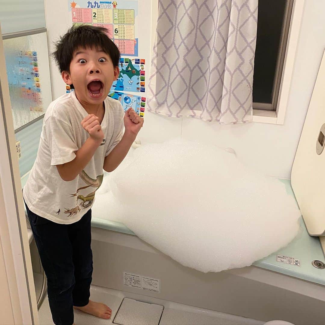 ブラザー4チャンネルのインスタグラム：「今日はお風呂で楽しい時間を過ごそうと、少し泡洗剤を奮発したら凄いことに‼️ これ入ったら全部下にこぼれる〜🤣💦 入る前から楽しい時間が始まっていました💕 #brother4 #家族で楽しい時間を」