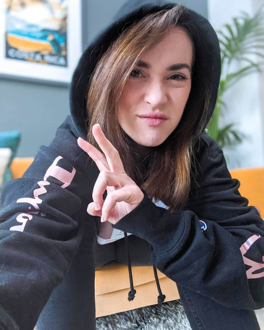 Rose Dixさんのインスタグラム写真 - (Rose DixInstagram)「Cash me inside how bout dahhhhhhh  #stayhome #stayhomesaveslives」4月3日 20時25分 - roseellendix