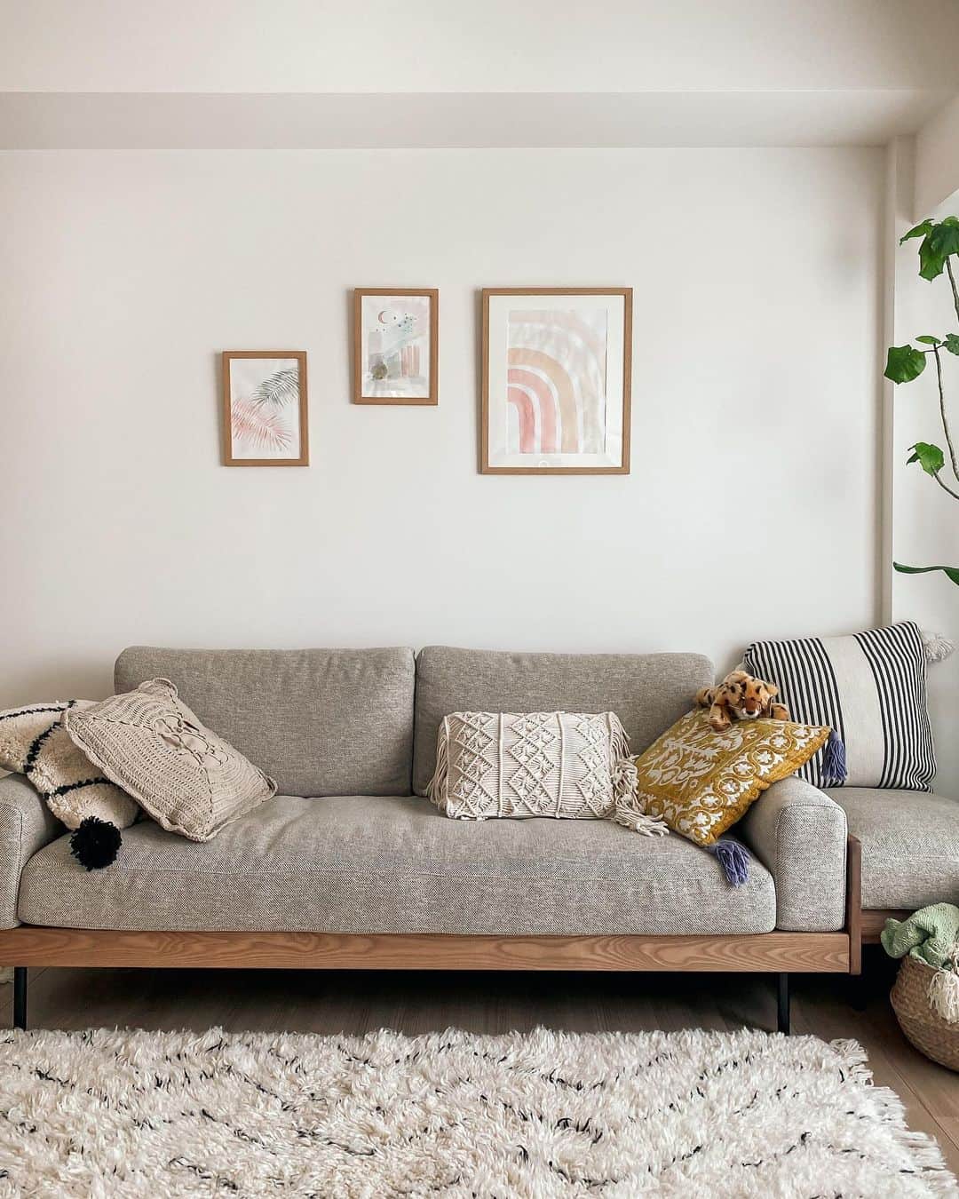 Manamiのインスタグラム：「living room🛋 お部屋の模様替えをしました🌿 壁が寂しかったから絵を描いてみたんだけど 適当に買った紙がふにゃふにゃヨレヨレ😂 紙買って描き直すのめんどくさいなぁ😇 フレームは @nitori_official 他分かるものはタグ付けしてます👌🏽 ㅤ #stayhome #マナシカの家 #お絵描き」