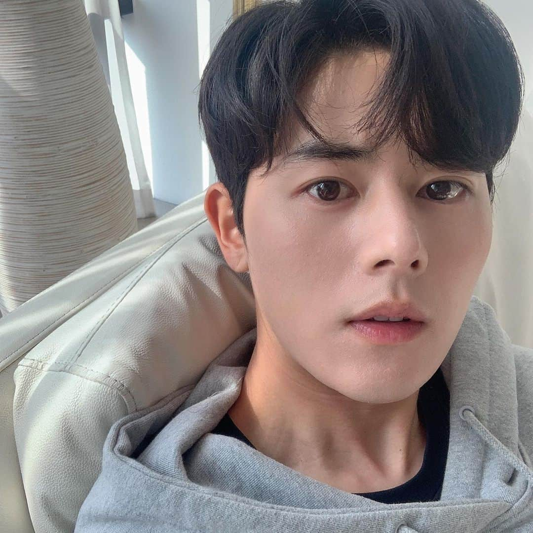 キム・ドンジュンさんのインスタグラム写真 - (キム・ドンジュンInstagram)「좌 우🥴」4月3日 20時30分 - super_d.j