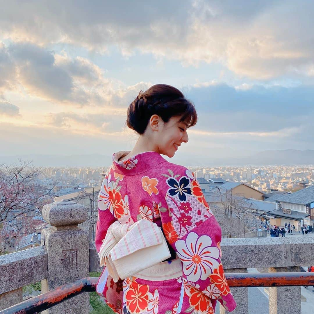 藤井美菜さんのインスタグラム写真 - (藤井美菜Instagram)「. 2月に行った京都の模様、YouTubeでご覧になってくださると嬉しいです。京都は時代劇の撮影や、直近では映画「おもてなし」の撮影で訪れていました。撮影で訪れても美しさにハッとする京都ですが、今回のようにゆったり過ごすと、よりその魅力を感じられたように思いました👘 2월에 갔던 쿄토를 관광하는 저의 모습은 유트브로 보실수 있습니다. 쿄토는 사국 촬영을 할때나 영화”오모테나시” 를 찍었을때도 갔는데요. 촬영때문에 갔을때도 그 아름다움에 놀랐지만. 이번 처럼 느긋하게 여유있에 지내면 그 매력을 더 더욱 느낄수가 있는것 같아요👘 #ユーチューブ#京都#ブイログ#着物#유트브#쿄토#브이러그#키모노#youtube#kyoto#vlog#kimono#👘」4月3日 20時34分 - fujii_mina_0715