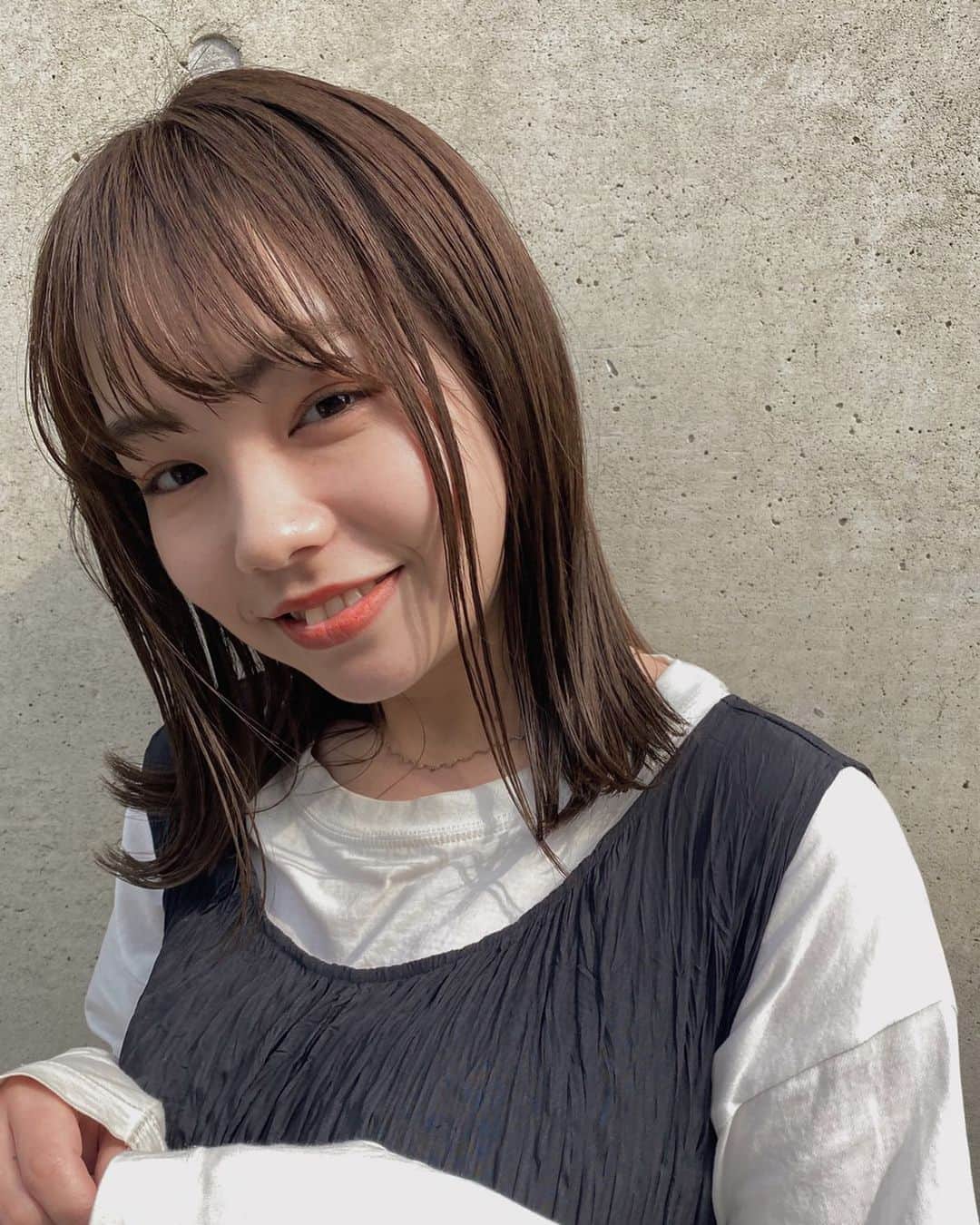 片山良平のインスタグラム：「ピンクアッシュ😊 ベースはアッシュなんだけど、光に透けるとちょびっとピンク✨ 最近のめっちゃハマってるカラー🙈 この長さの外ハネはドライしてオイルのみが👍  #ピンクアッシュ #ヘアカラー #オシカラー #外ハネミディアム #ストレートヘア」