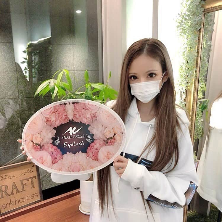 あいかりんさんのインスタグラム写真 - (あいかりんInstagram)「お世話になってるアンククロス新宿南口店でまつえくしてきたよ💓  ボリュームたっぷり超いい感じ❤️ まつえく本数の詳細は↓↓↓ 🌸本数→セーブルエクステ170本 🐰長さ→上13.14.15ミリ  下8.9ミリ 🌸太さ→上0.2ミリ 下0.15ミリ 🐰カール→上Cカール→目尻Cカール　下Jカール  お店のアカウント(@ac_eyelash_raft ) 🌸担当　平本実穂 🐰インスタ → @ankh_miho  可愛く仕上げてくれてありがとうございました❤️ #新宿 #マツエク #新宿駅南口 #都庁 #代々木 #まつげエクステ #まつエク #まつ毛 #まつげパーマ #目 #アイメイク #美容 #可愛い #シングルラッシュ #フラットラッシュ #アップワードラッシュ#ボリュームラッシュ #女子力 #大人女子 #eyelashextensions  #アンククロス  #ANKHCROSSeyelash #ANKHCROSS #ユーチューバー #ファッキングラビッツ #あいかりん  ANKH CROSS Eyelash 住所:渋谷区代々木3-22-7新宿文化クイントビル2階 TEL：03-6276-6933 営業時間:平日11:00～21:00 土曜10:00〜20:00 日曜10:00〜19:00」4月3日 20時42分 - aikarin311