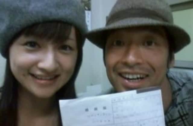 安田さちさんのインスタグラム写真 - (安田さちInstagram)「2009.9.9  婚姻届を提出した日の写真📷  幸せそうな笑顔だなー😂  色々ありますが、初心を思い出して頑張っていきましょう🐌💨 #婚姻届 #10年前の2人 #結婚生活 #山あり谷あり」4月3日 20時45分 - sachi.yasuda31