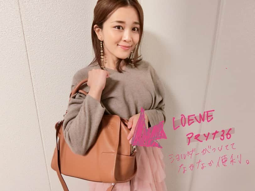 東紗友美さんのインスタグラム写真 - (東紗友美Instagram)「カバンの中身👜❣️ ・ ・ ☑︎ウイルス対策 ☑︎花粉対策 ☑︎コスメ ☑︎お仕事のもの 今はほとんど在宅でお仕事をしていますが外出自粛になる前は大きく分けて4ジャンル、持ち歩いていました✨ ・ ・ 私の鞄に入っているおすすめのものピックアップします🗒 ◯iPad用キーボード 今年購入したiPad（第七世代）に最適なキーボードにようやく出会えました。 icleverの折り畳めるタイプでBluetoothで秒で接続。3.4時間の充電で80時間使える。 タッチもしやすいです。サードパーティーの中では最強❣️折りたためて開いた瞬間iPadに接続される。 ガジェット専門誌DIMEを熟読して出会った逸品なのでキーボード迷われてる方、是非！ iPhoneにも使ってる。 ・ ・ ◯クジマルベリー 出会いました！可愛らしいケースに入った飲む花粉症対策。花粉症対策には毎年、必死です。痒みから来る炎症は、肌荒れにも直結してくるので。症状を出すのは最小限にとどめたいです。 クジマルベリーは韓国で民間療法で愛用されていた針桑の実を主成分とした栄養機能食品で免疫力増加にもおすすめみたいです👍👍 ・ ・ ◯貼るトローチ しゃべる仕事の日は、よく舐めています。 口の上に貼るタイプのトローチで、喉が常に潤うので登壇の前はこれ。 打ち合わせ中とか何かをなめてる印象だと相手に不快感を与えかねないのでトローチは固形のものではなく喉に貼ってしまいます✌️ ・ ・ ◯縫ったマスク 手作りマスクは娘が喜ぶと思ってうさぎさん柄🐰でつくりましたが外出先でなかなかつけられないことが判明！！爆 でも娘といるときは、彼女が喜ぶからこれです！😊 "ウサギマスクのママ"というほんのり不思議キャラを確立中です。笑 ・ ・ ◯NHKテキスト 私はどうやら100分de名著を愛しすぎているようです。 大抵これで名著も読んだ気になっております。 テキストを買って自分の頭悪になるように勉強しています。紙の材質のせいか、このシリーズの本は非常に軽いので割と持ち歩いています。 ・ ・ ◯セザンヌ101 リップはワンコイン！500円のセザンヌは、最高！！しかも何故かなくならない気がします！←笑 顔色が明るく見えるし、 惜しみなく使えるしスルスル使える。 ajewのアイフォンケースのジッパーの中にはリップを必ず入れて、こまめに塗り直しています😊 ・ ・ 私のものも紹介してみました✨ 他人の鞄の中身って、 なんだか秘密に触れるようで 気になりますよね〜😊笑 また、持ち物に変化が出てきたら ご紹介させてもらいますね！ #ロエベ #ワーママ　#ワーママライフ　#バッグの中身 #クジポン #クジマルベリー #PR #花粉症　#鞄の中身　#カバンの中身　#花粉症対策　#iPad #マキシマイザー　#アドラー心理学 #ipsa」4月3日 20時49分 - higashisayumi