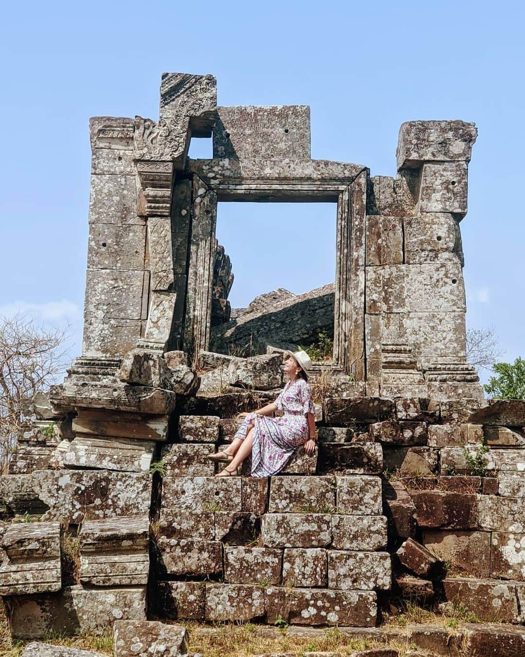 芳美リンさんのインスタグラム写真 - (芳美リンInstagram)「🇰🇭 祈り🌷  #世界遺産﻿ #プレアヴィヒア寺院﻿ #PreahVihearTemple #SiemReap﻿﻿﻿ #MemoireSiemReap ﻿﻿ #Cambodia﻿﻿﻿﻿ #カンボジア#カンボジア旅行#東南アジア﻿﻿﻿﻿ #旅したくなるフォト#旅好きな人と繋がりたい#海外旅行#旅行 ﻿﻿ #トラレコWiFi #teampixel #travelgirlshub #travelingwoman #journeysofgirls #girlspowertravel #sheisnotlost #knt旅感 #ハヤリ旅 #joytb #funtotrip ﻿#novembirth」4月3日 20時50分 - lynn.lynn5