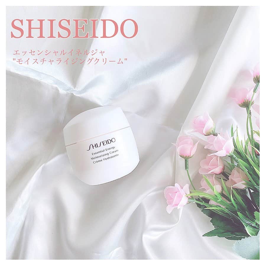 津久江麻由のインスタグラム：「. . クリームはずっと同じのを使ってて、 それはどちらかというとニキビの炎症を 抑えるクリームで、 探してたのが、ニキビができなくて 且つ美容成分が入って 美容液の様なクリームを 探していたのですが、 それが . 🚩SHISEIDO エッセンシャルイネルジャ "モイスチャライジングクリーム" . こっくりしたテクスチャーで、 乾燥に強い😎 超敏感肌の私でも、ニキビはできないのに、 美容液を使ったのような使い心地💕 (ノンコメドジェニック)⇦ニキビができにくい。 . 今まで美容液で補っていたけど、 クリームでも充分😯〰️ . まだ見えないサインも先回りして ケアしてくれるらしい！！ . もう一つ私が重視しているのは、 容器🕊 朝も夜もお洒落な容器で気分を高めたくて、 これはマーブル模様で とてもお洒落なの🥺✔️ . . 資生堂は日本製だから、 日本人の肌にとても合うと思う！ . クリームの種類は4つあったので、 カウンターに行って自分に合うクリームを 探してみてね✌🏻 . . . . #SHISEIDO #shiseidoginzatokyo #即感モイスチャライザー #乳液 #資生堂 #肌ケア #ニキビケア #乾燥肌 #pr #コスメレビュー #コスメレポ #コスメオタク #新作コスメ #コスメ垢 #ザラジョ #ザラジョコーデ #毎日コーデ #カーディガン #お気に入りコスメ #コスメ大好き #メイク好き #デパコス #コスメ紹介 #今日のメイク  #今日のコスメ #プチプラコスメ #メイク好きさんと繋がりたい #おすすめコスメ #コスメ購入品 #コスメ好き #メイク好き」