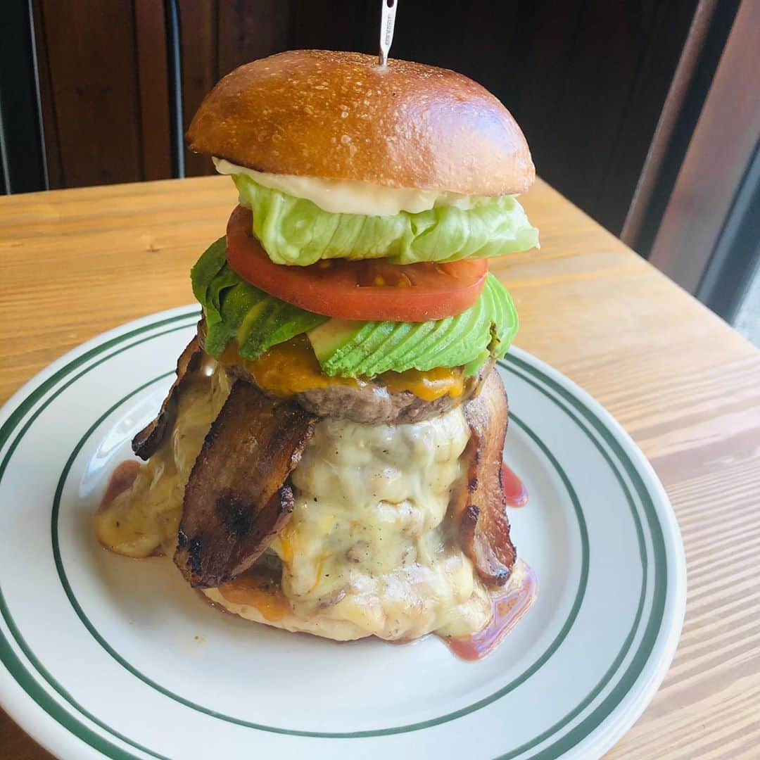 おごせ綾さんのインスタグラム写真 - (おごせ綾Instagram)「新潟の人気ハンバーガーショップBurger Stand Tenderに撮影御協力していただきました♪。.:＊・゜♪。.:＊・゜ 濃厚チーズたっぷり！お肉感がすごいハンバーグステーキ！ふかふかのパンに新鮮野菜！濃厚自家製ソースが堪らないボリューミーで美味しいハンバーガーです(((o(*ﾟ▽ﾟ*)o))) お店の方のハンバーガー愛が強すぎて自家製の物に色々こだわったりなさってます⭐️ テイクアウトもできます✨  #Burger Stand Tender#新潟#ハンバーガー#スープ#ハンバーガーショップ#hamburger #hamburger🍔 #ふーどすたぐらむ #foodstagram #gourmet#yummymummies#yummy#gourmet#delicious #グルメ#グルメ好きな人と繋がりたい #ごはん #めしすたぐらむ #foodphotography #foodporn #foodies #フードファイター#大食いタレント#おごせ綾  店　名：BURGER STAND TENDER（バーガースタンドテンダー） 住　所：新潟市中央区東中通1番町86-12 福住ビルⅡ 電　話：025-369-4787 営業時間：11:00～15:00、17:00～21:00 定休日：木曜」4月3日 20時56分 - ogose0123