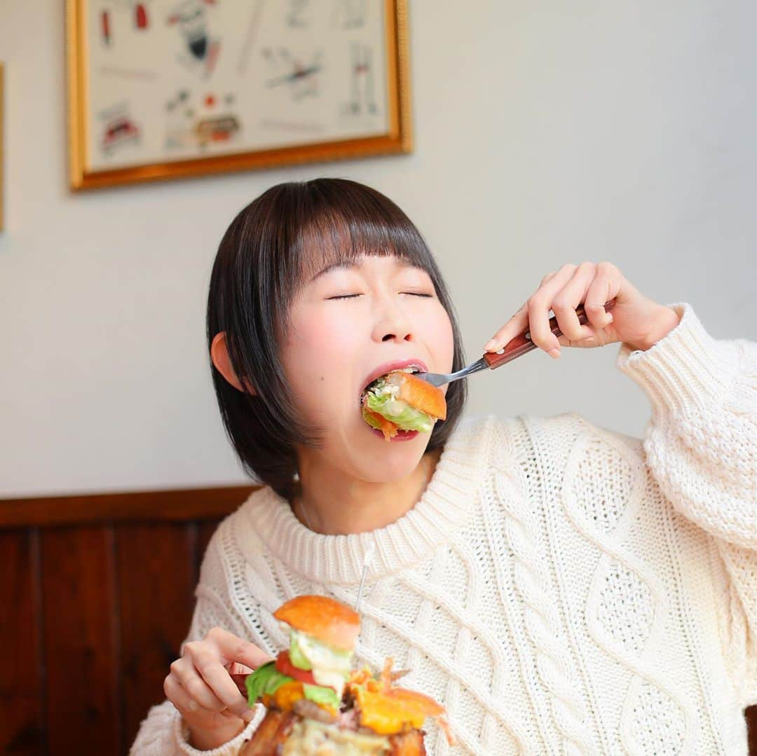 おごせ綾さんのインスタグラム写真 - (おごせ綾Instagram)「新潟の人気ハンバーガーショップBurger Stand Tenderに撮影御協力していただきました♪。.:＊・゜♪。.:＊・゜ 濃厚チーズたっぷり！お肉感がすごいハンバーグステーキ！ふかふかのパンに新鮮野菜！濃厚自家製ソースが堪らないボリューミーで美味しいハンバーガーです(((o(*ﾟ▽ﾟ*)o))) お店の方のハンバーガー愛が強すぎて自家製の物に色々こだわったりなさってます⭐️ テイクアウトもできます✨  #Burger Stand Tender#新潟#ハンバーガー#スープ#ハンバーガーショップ#hamburger #hamburger🍔 #ふーどすたぐらむ #foodstagram #gourmet#yummymummies#yummy#gourmet#delicious #グルメ#グルメ好きな人と繋がりたい #ごはん #めしすたぐらむ #foodphotography #foodporn #foodies #フードファイター#大食いタレント#おごせ綾  店　名：BURGER STAND TENDER（バーガースタンドテンダー） 住　所：新潟市中央区東中通1番町86-12 福住ビルⅡ 電　話：025-369-4787 営業時間：11:00～15:00、17:00～21:00 定休日：木曜」4月3日 20時56分 - ogose0123